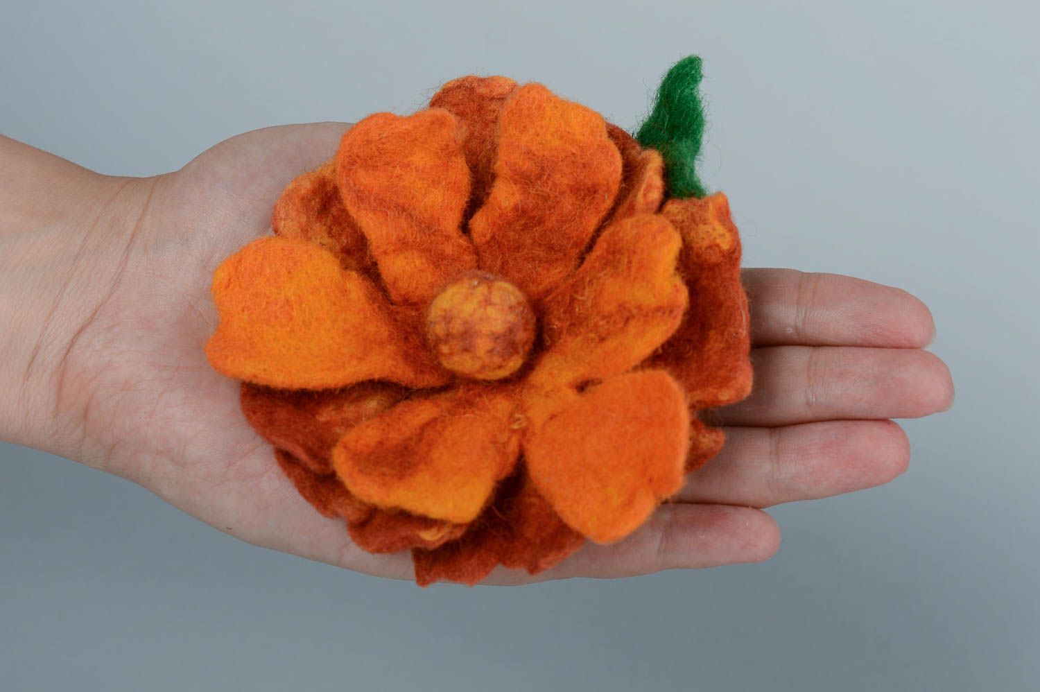 Blume Brosche Accessoire für Frauen handgemachter Schmuck aus Wolle orange foto 5