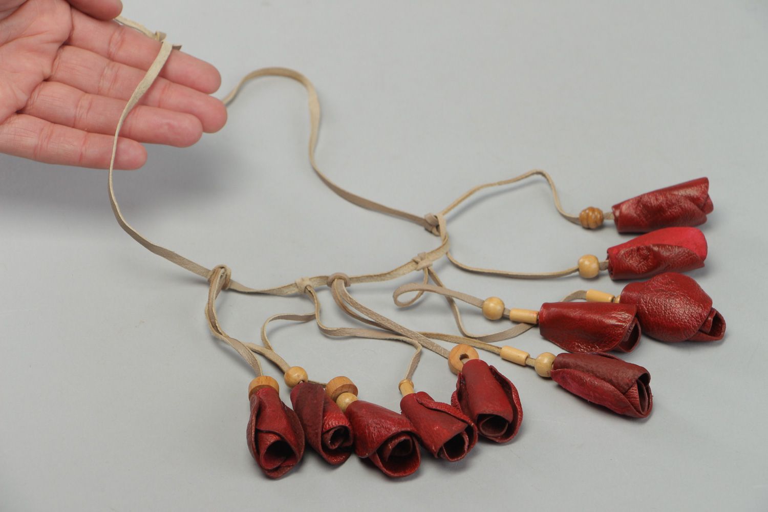 Collier en cuir et bois fait main écologique original rouge cadeau pour femme photo 4