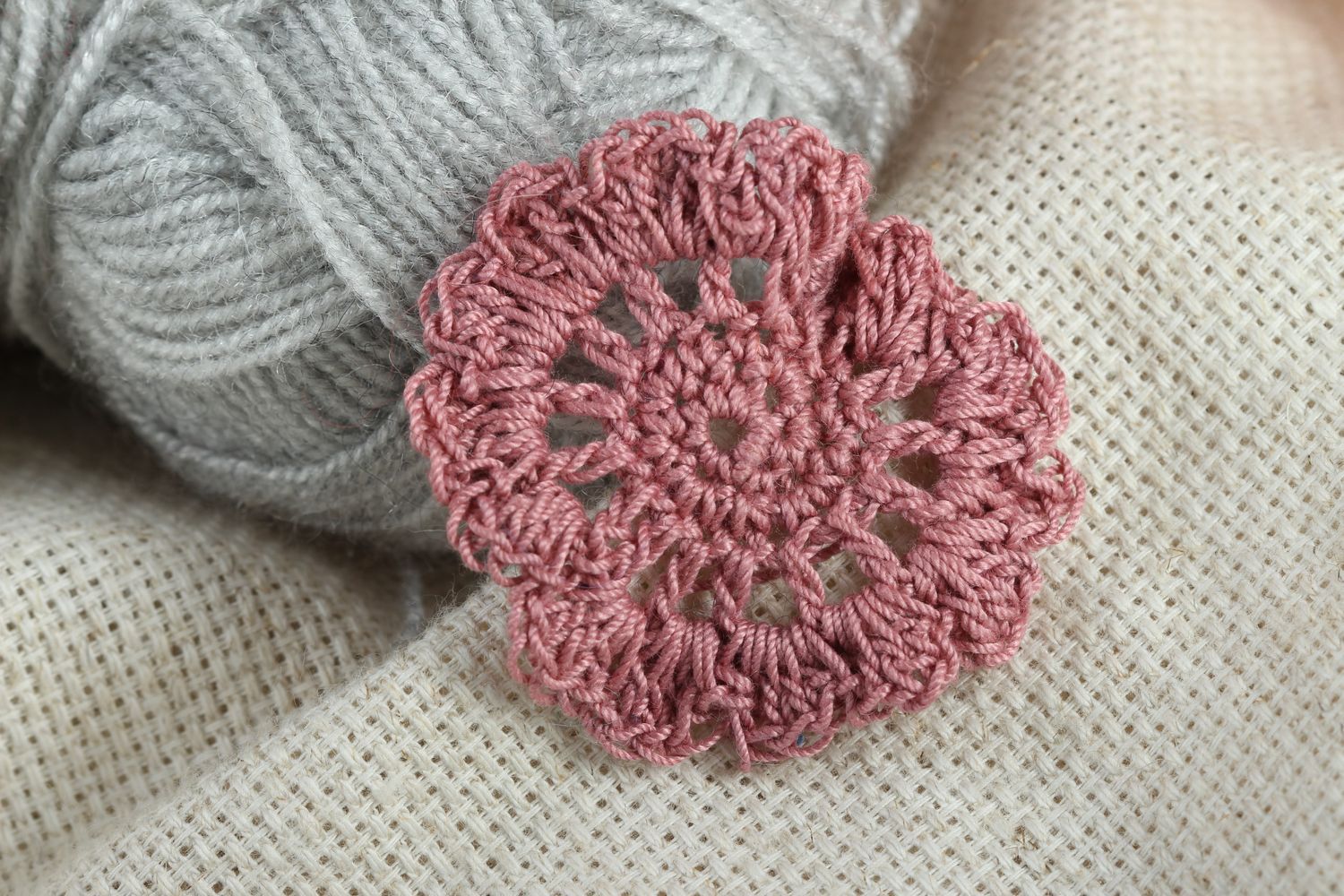 Flor tejida al crochet hecha a mano accesorio de bisutería regalo original foto 1