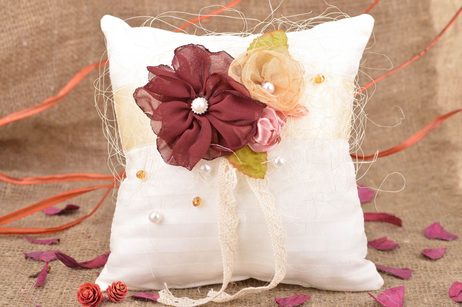 Schönes weißes Ringkissen mit Blumen aus Baumwolle handmade für Hochzeit foto 1
