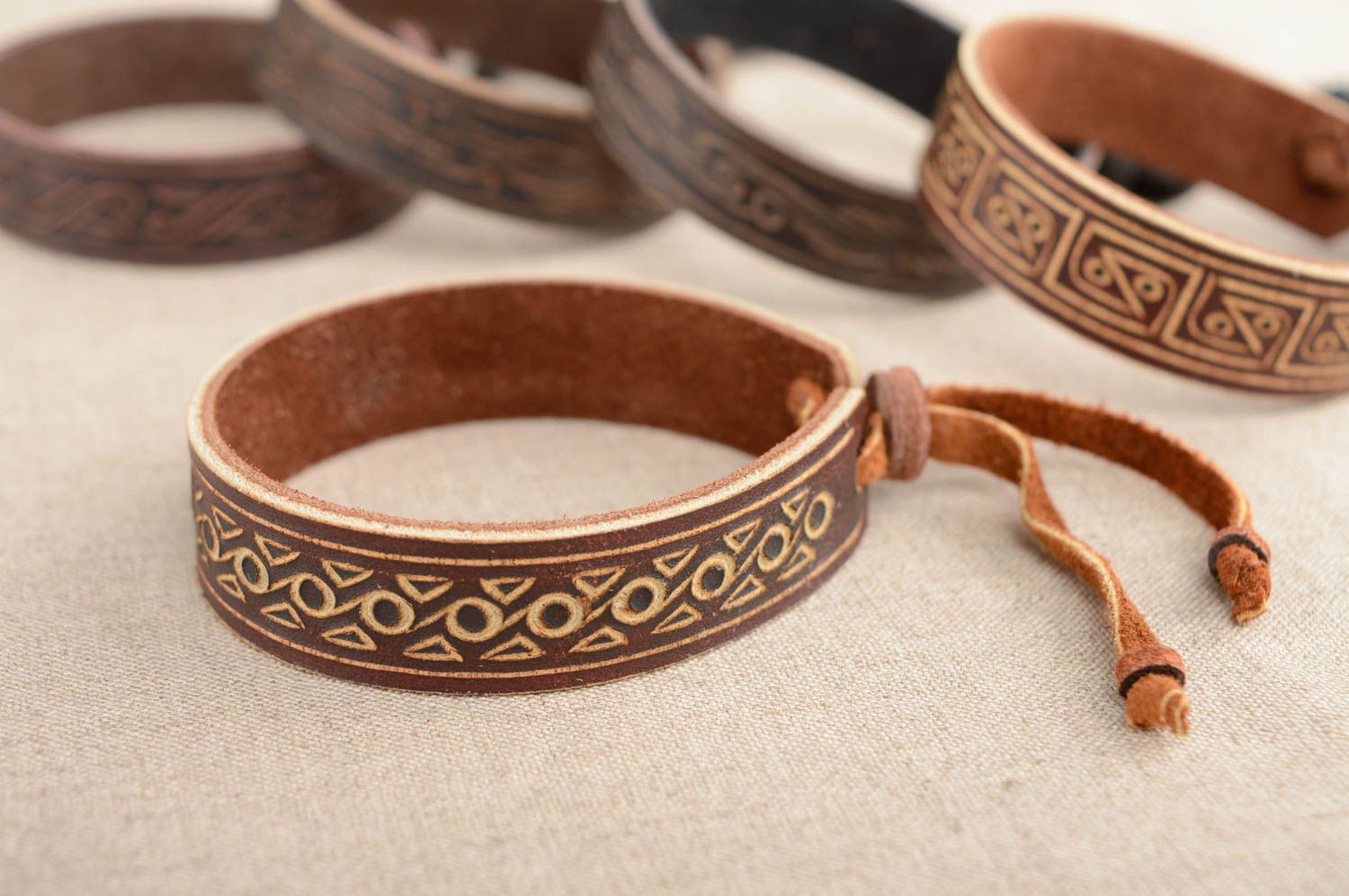Bracelet en cuir naturel marron avec ornements fait main style ethnique photo 2