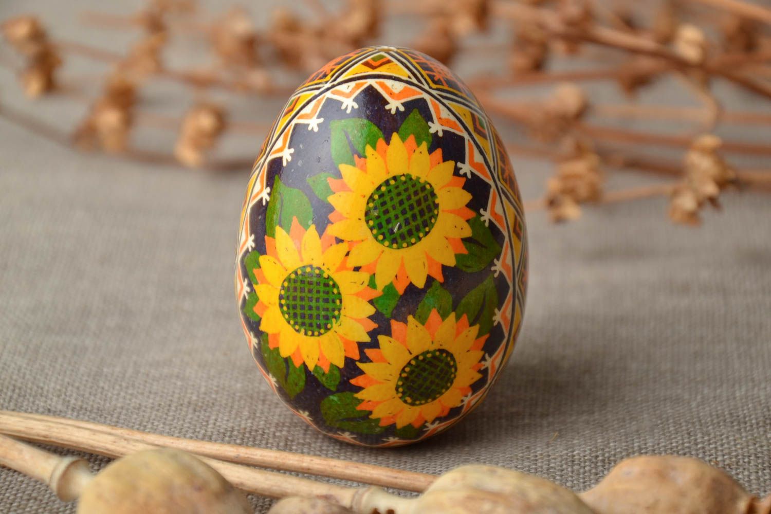 Oeuf de Pâques décoratif fait main original peint avec image de tournesols photo 1