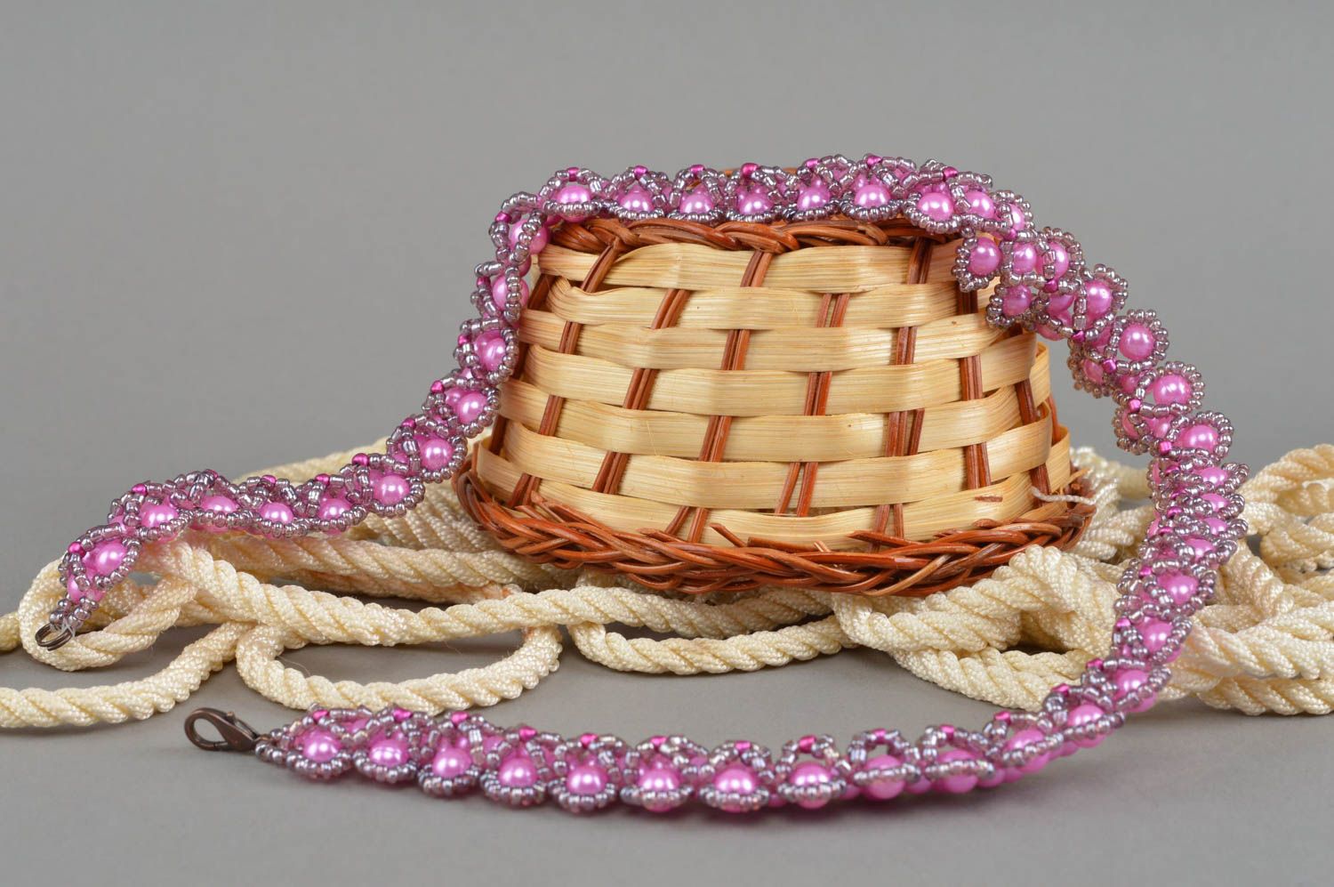 Ожерелье из бисера с бусинами плетеное ручной работы оригинальное нежное фото 1