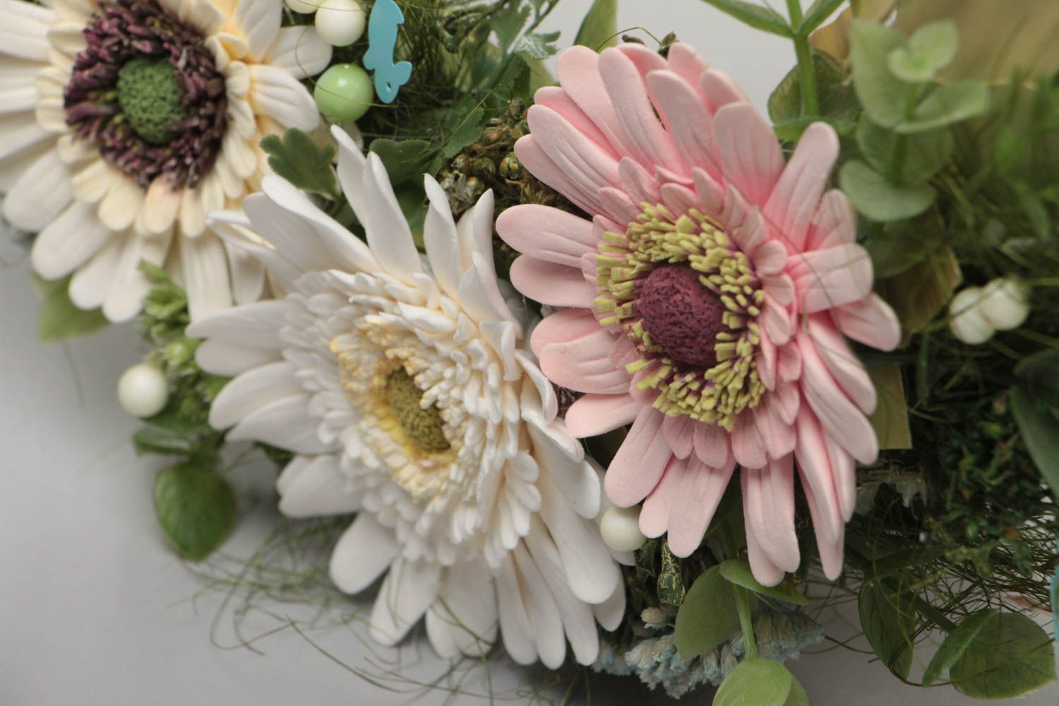 Corona de puerta con flores de arcilla polimérica artesanal gerberas foto 3