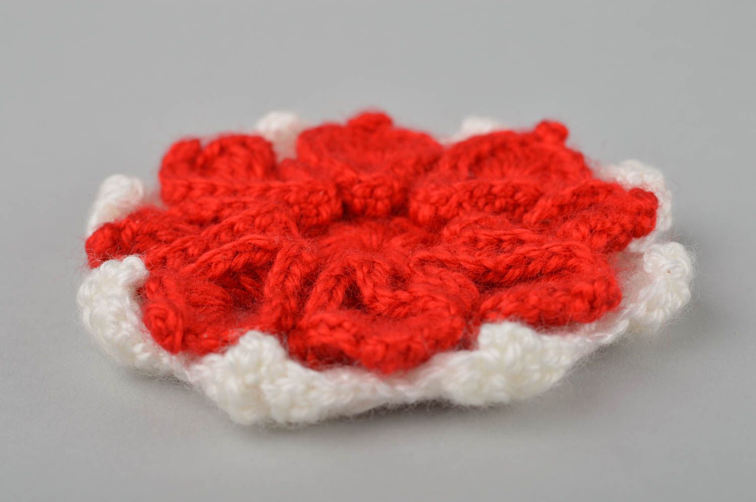 Broche Barrette fleur faite main tricotée au crochet rouge Cadeau femme photo 2