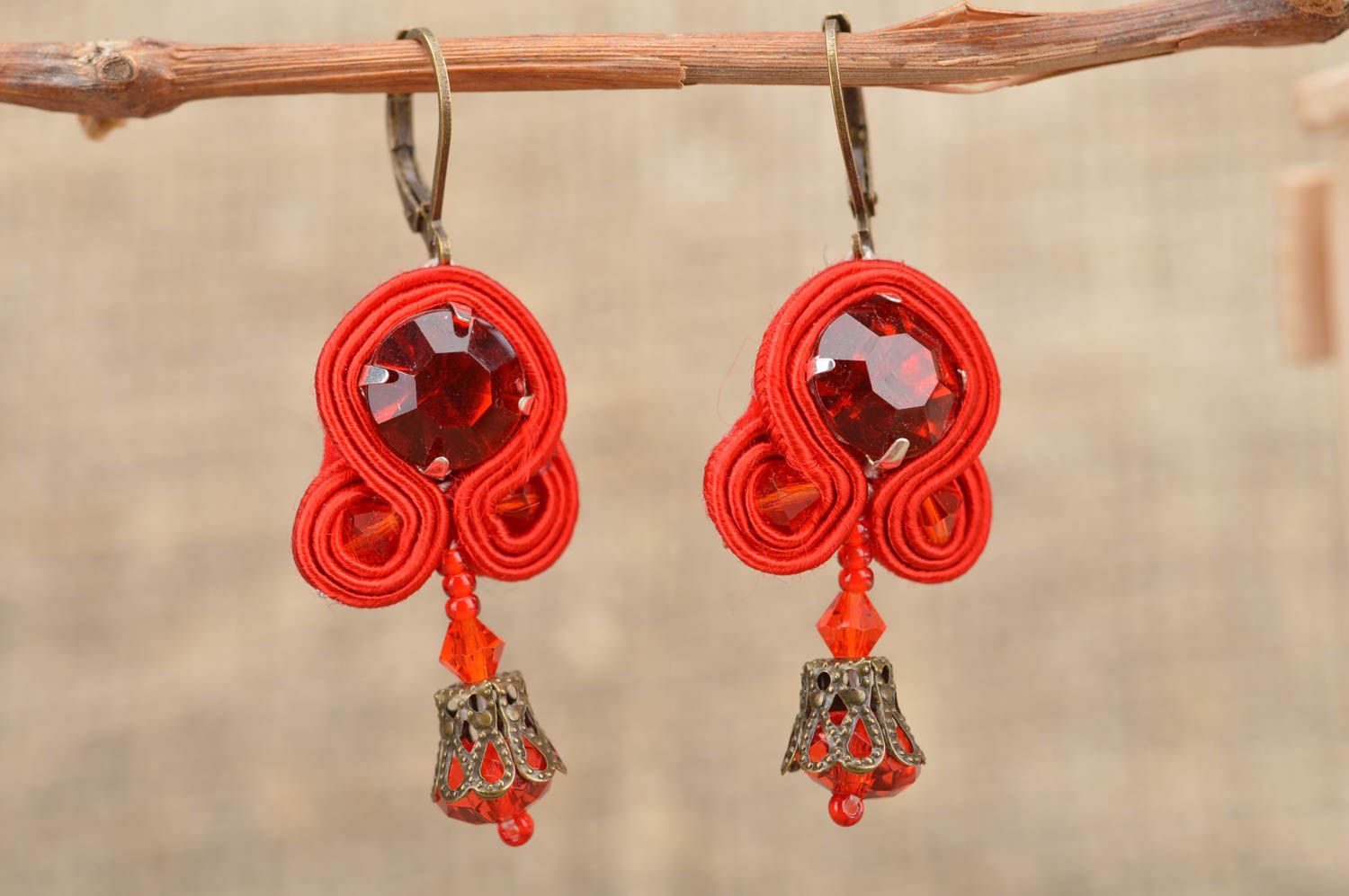 Boucles d'oreilles soutache avec perles fantaisie faites main rouges pendantes photo 1