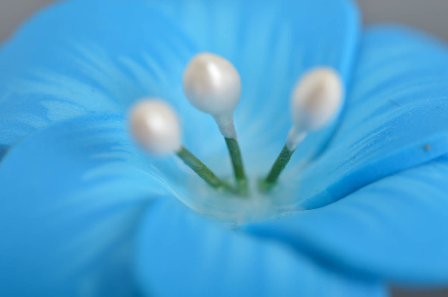 Boucles d'oreilles fleurs bleues avec étamines en pâte polymère faites main photo 4