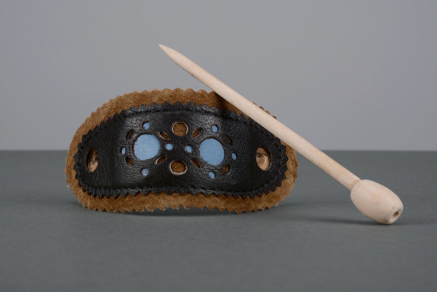 Hair clip, made of wood and leather  photo 3