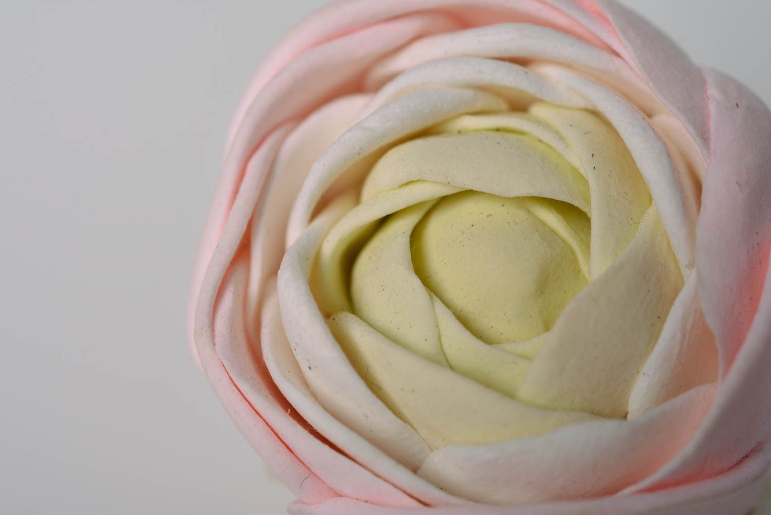 Broche en pâte polymère rose fleur de renoncule faite main accessoire tendre photo 3