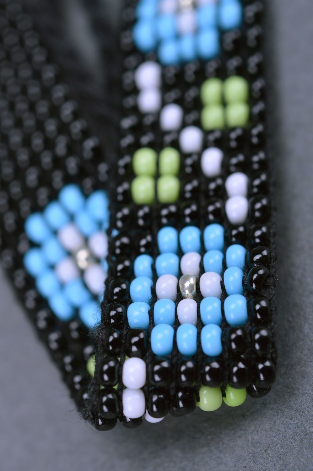 Designer handgemachtes Armband aus Glasperlen in Schwarz und Blau für Frauen foto 4