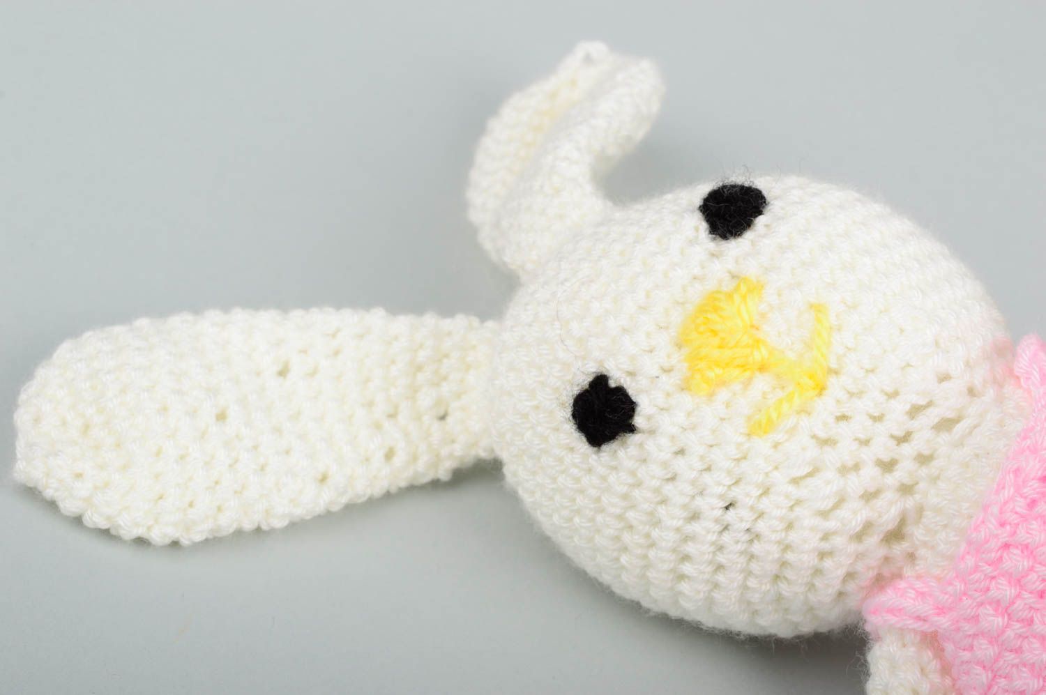 Doudou lapin en robe fait main Jouet tricot au crochet Cadeau enfant original photo 4