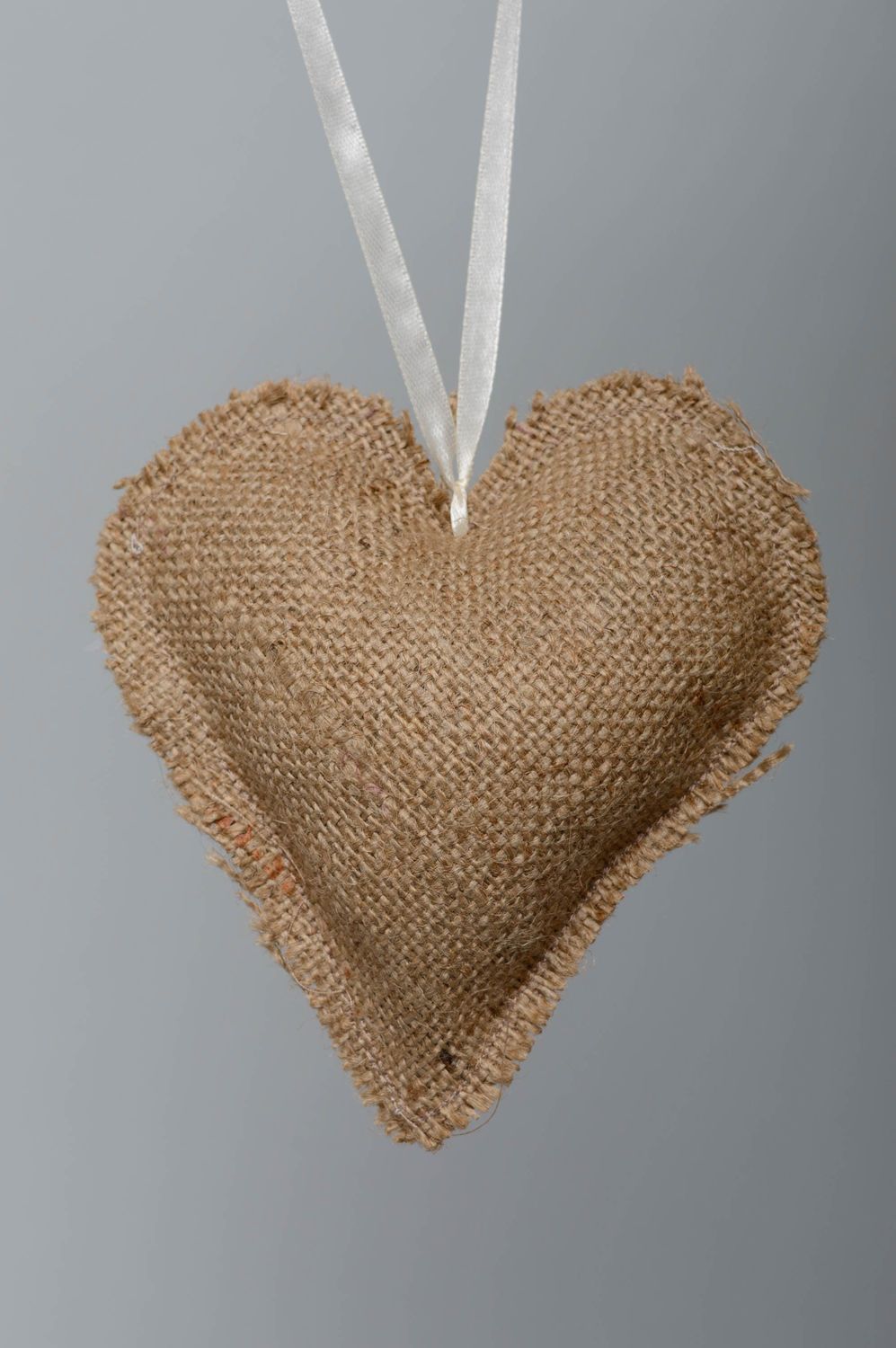 Мягкая интерьерная подвеска ручной работы в виде сердца из мешковины фото 3
