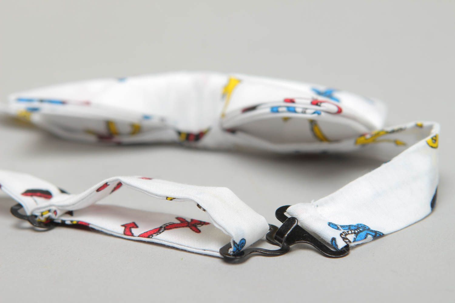 White fabric bow tie with anchors pattern photo 2