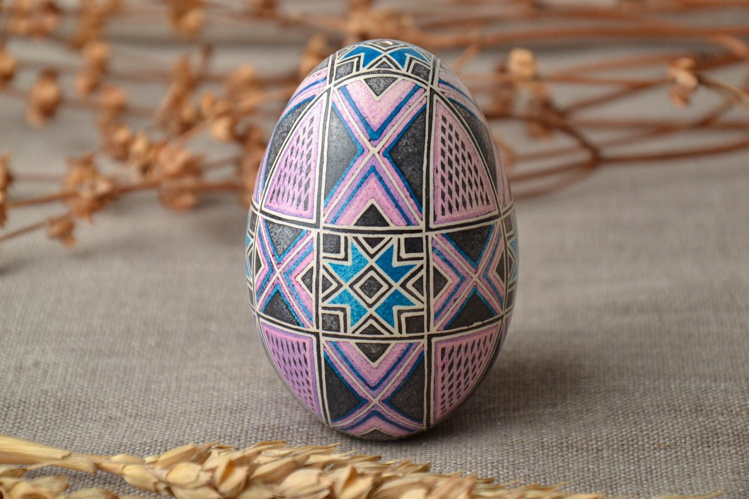 Oeuf de Pâques décoratif fait main original peint avec ornement intéressant photo 1