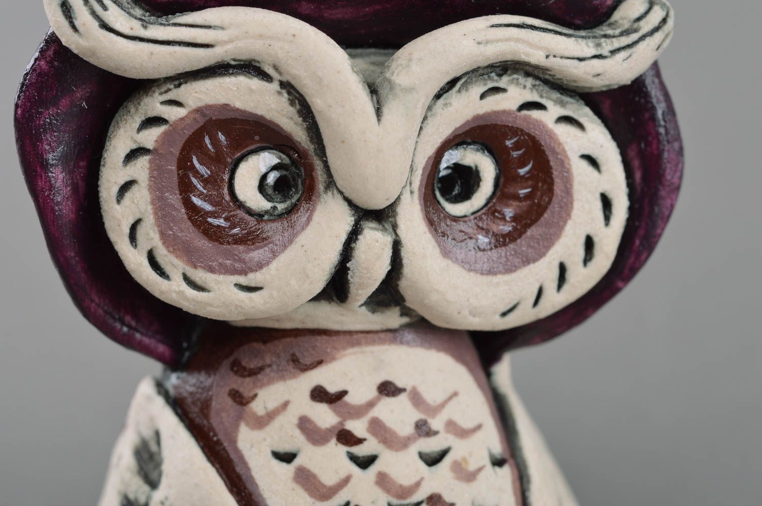 Dekorative Figur aus Porzellan mit Acrylfarben bemalt handmade Eule mit Hut foto 3