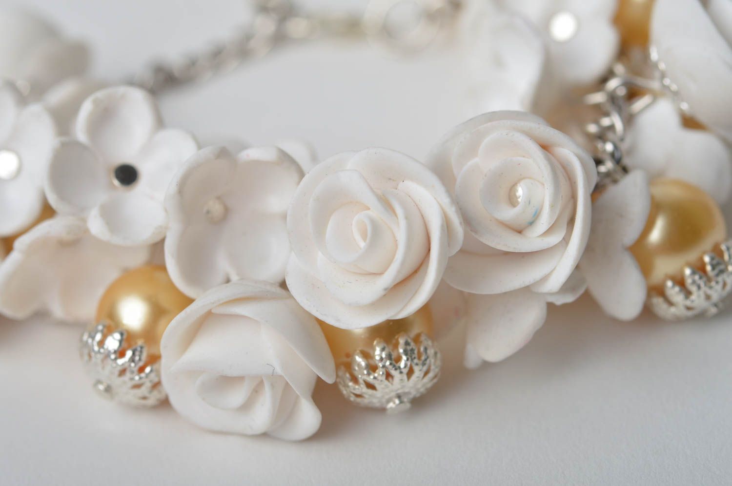 Bracelet fleurs Bijoux fait main en pâte polymère Accessoire femme blanc photo 5