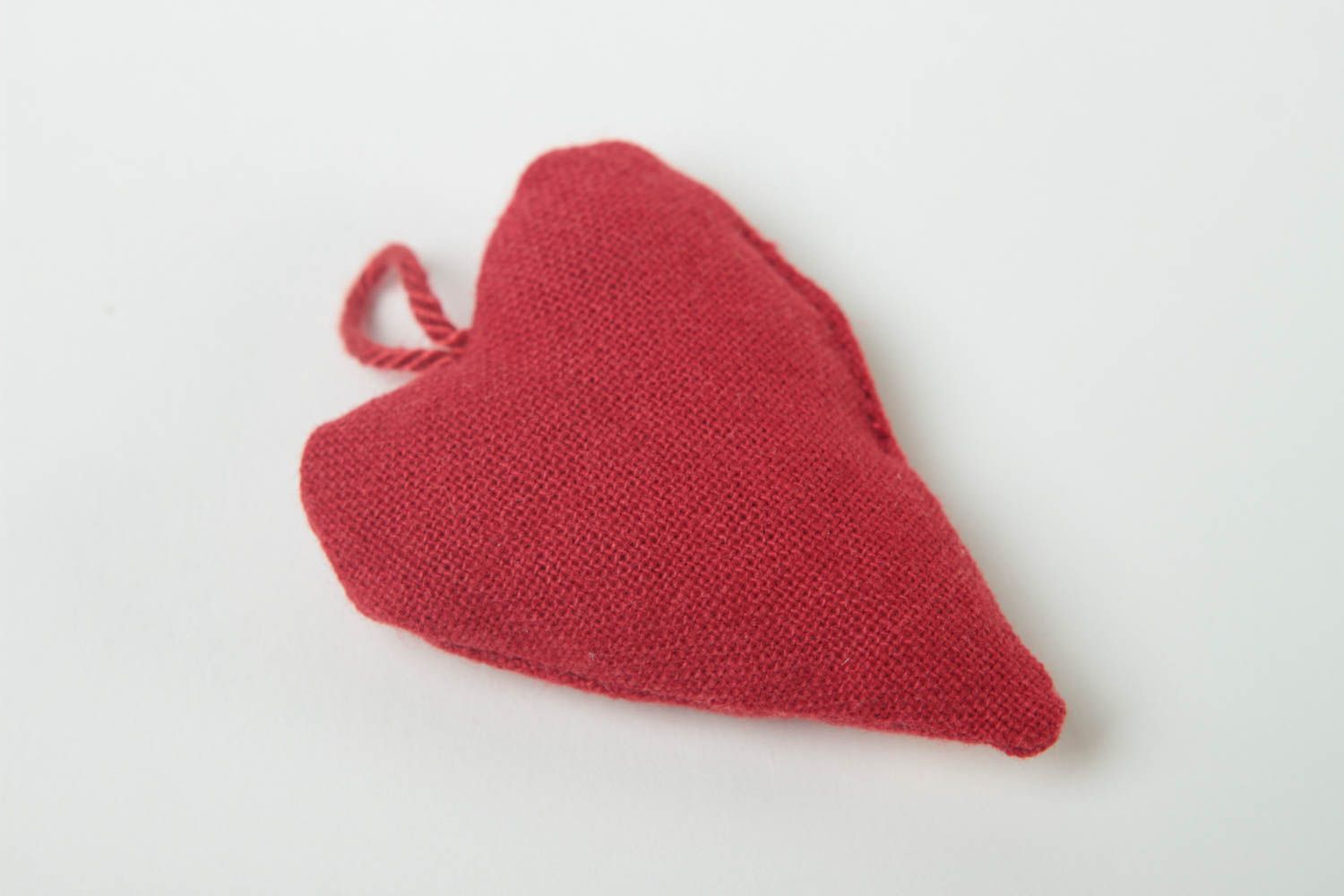 Маленькая мягкая игрушка сердце с петелькой из льна красная ручной работы фото 3