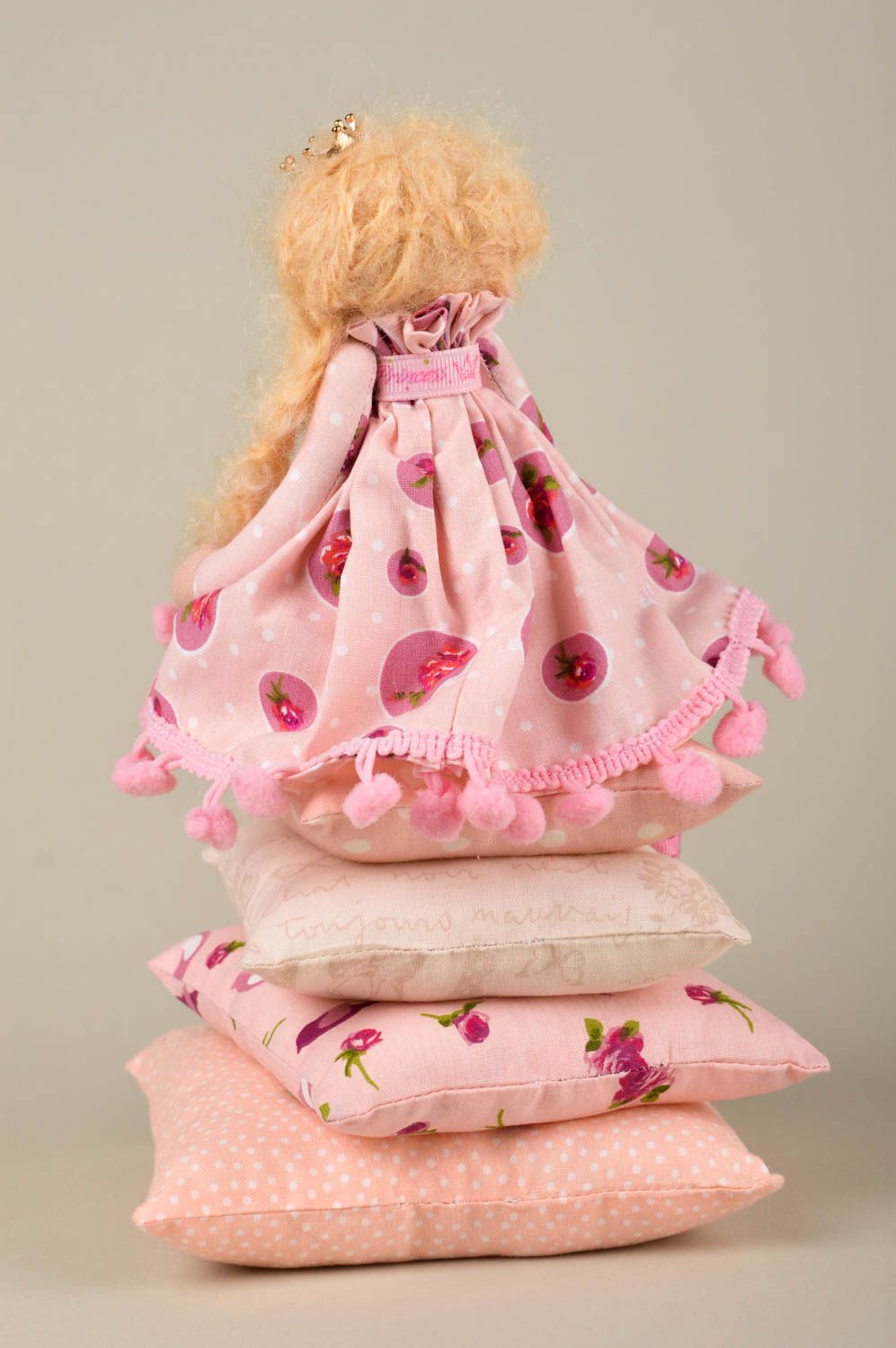 Handmade Deko Puppe aus Stoff Geschenk Idee Spielzeug Puppe auf Kissen in Rosa foto 5