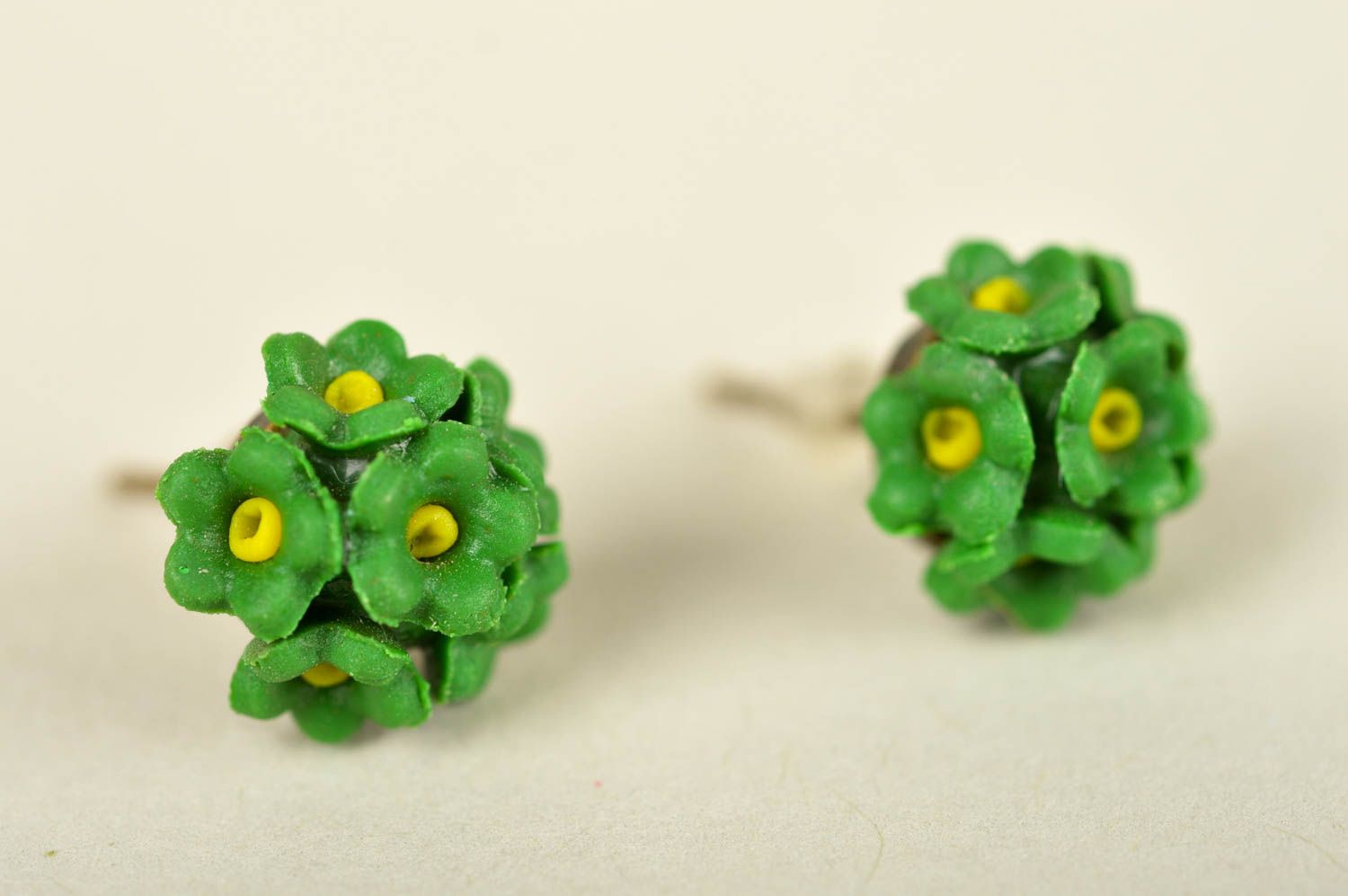 Boucles d'oreilles puces Bijou fait main avec fleurs vertes Cadeau femme photo 2