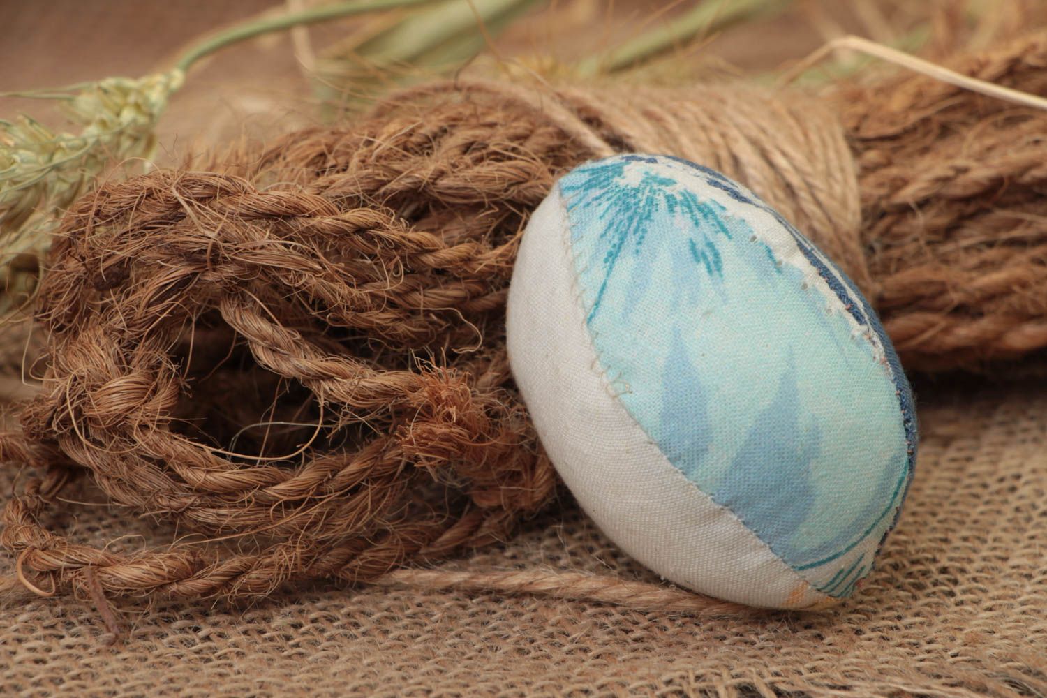 Oeuf en tissu de calicot naturel fait main bleu original décoration de Pâques photo 1