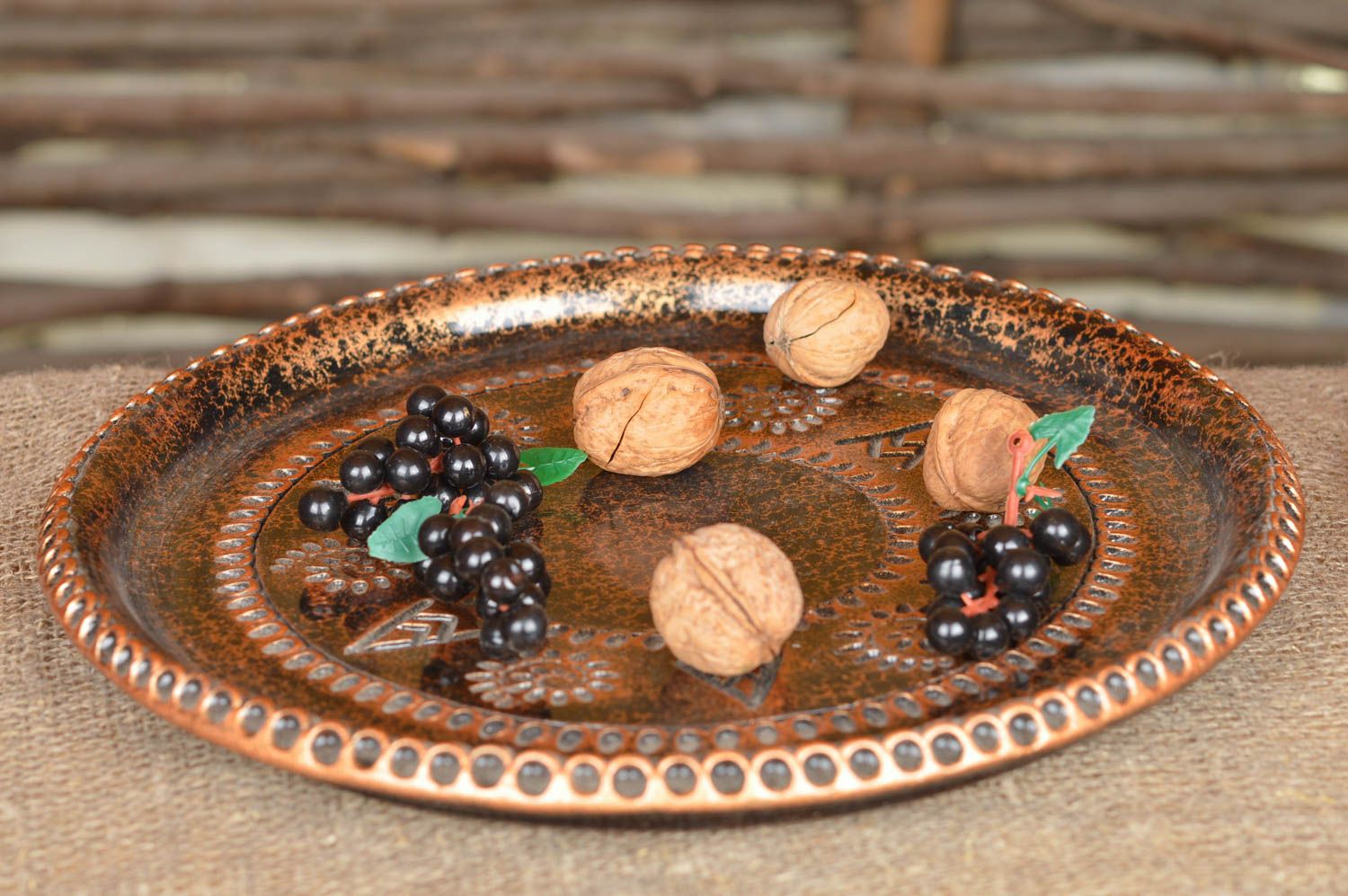 Rundes handgemachtes Tablett aus Keramik mit Muster bronzefarbig ungewöhnlich foto 1