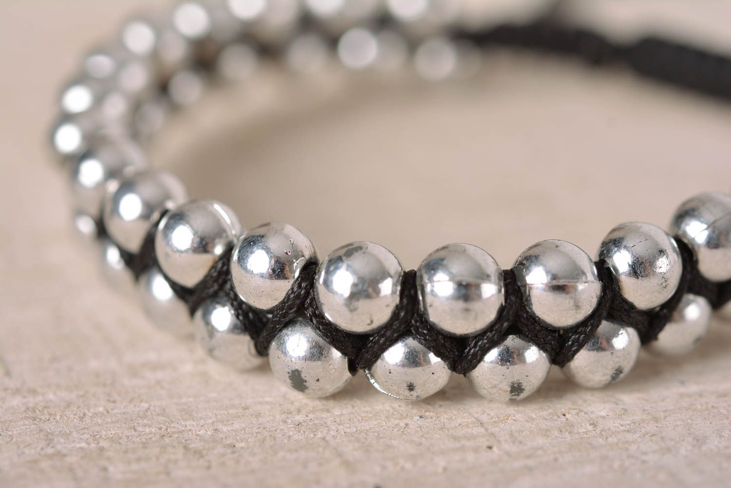 Bracelet original Bijou fait main en perles plastiques Cadeau pour femme photo 2