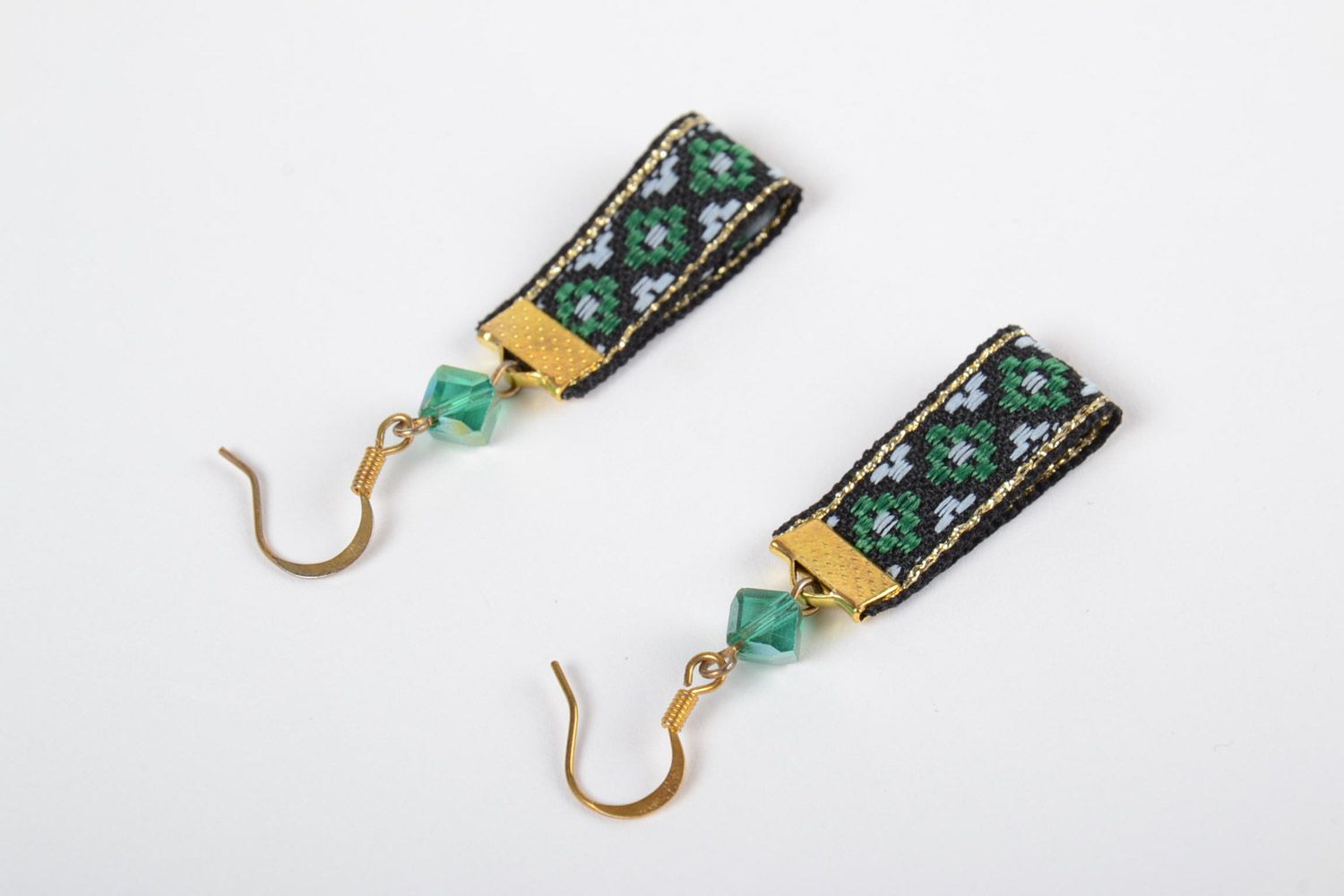 Boucles d'oreilles faites main pendantes vertes avec dessin ethnique brodé photo 2