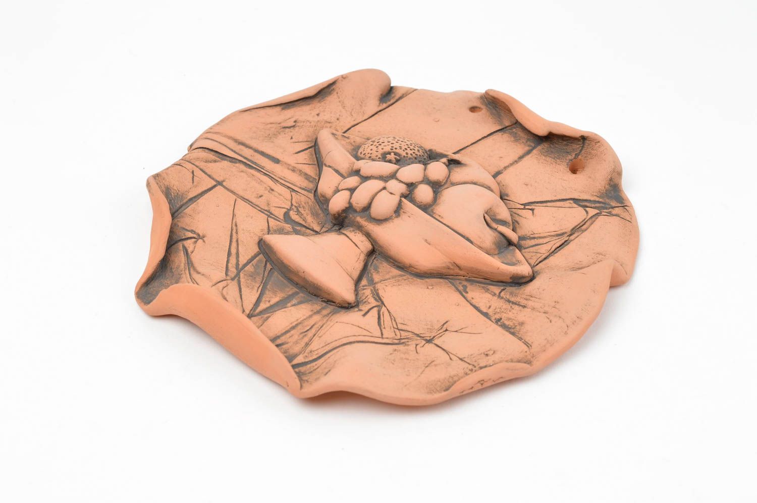 Декоративное панно ручной работы из красной глины с изображением вазы с фруктами фото 2