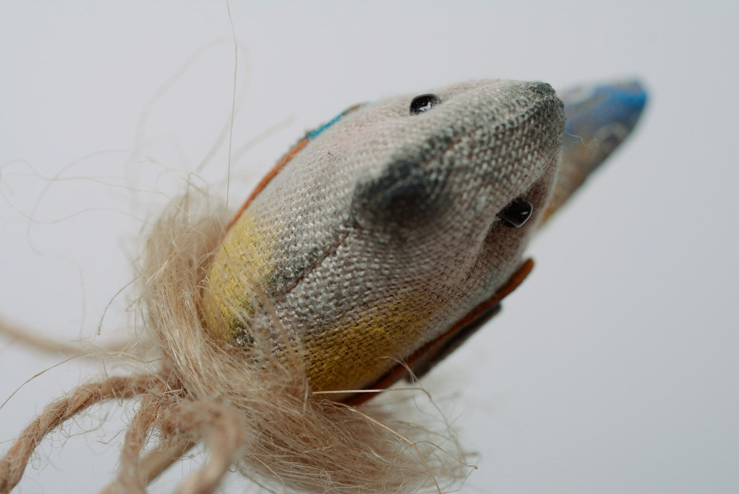 Серая текстильная птичка на палочке мягкая из льна ручной работы для вазонов фото 4