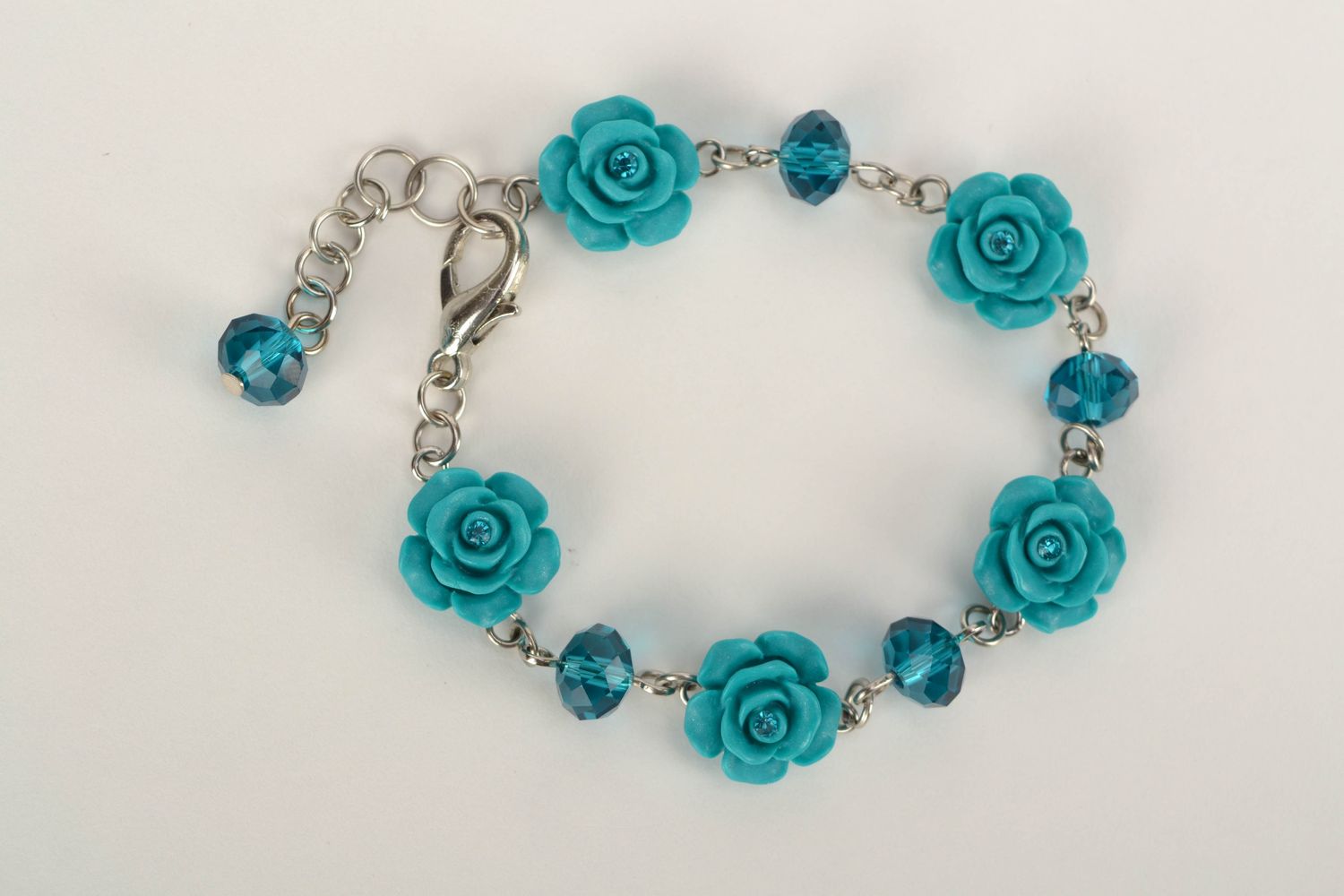 Наручный браслет из полимерной глины с голубыми розами фото 3