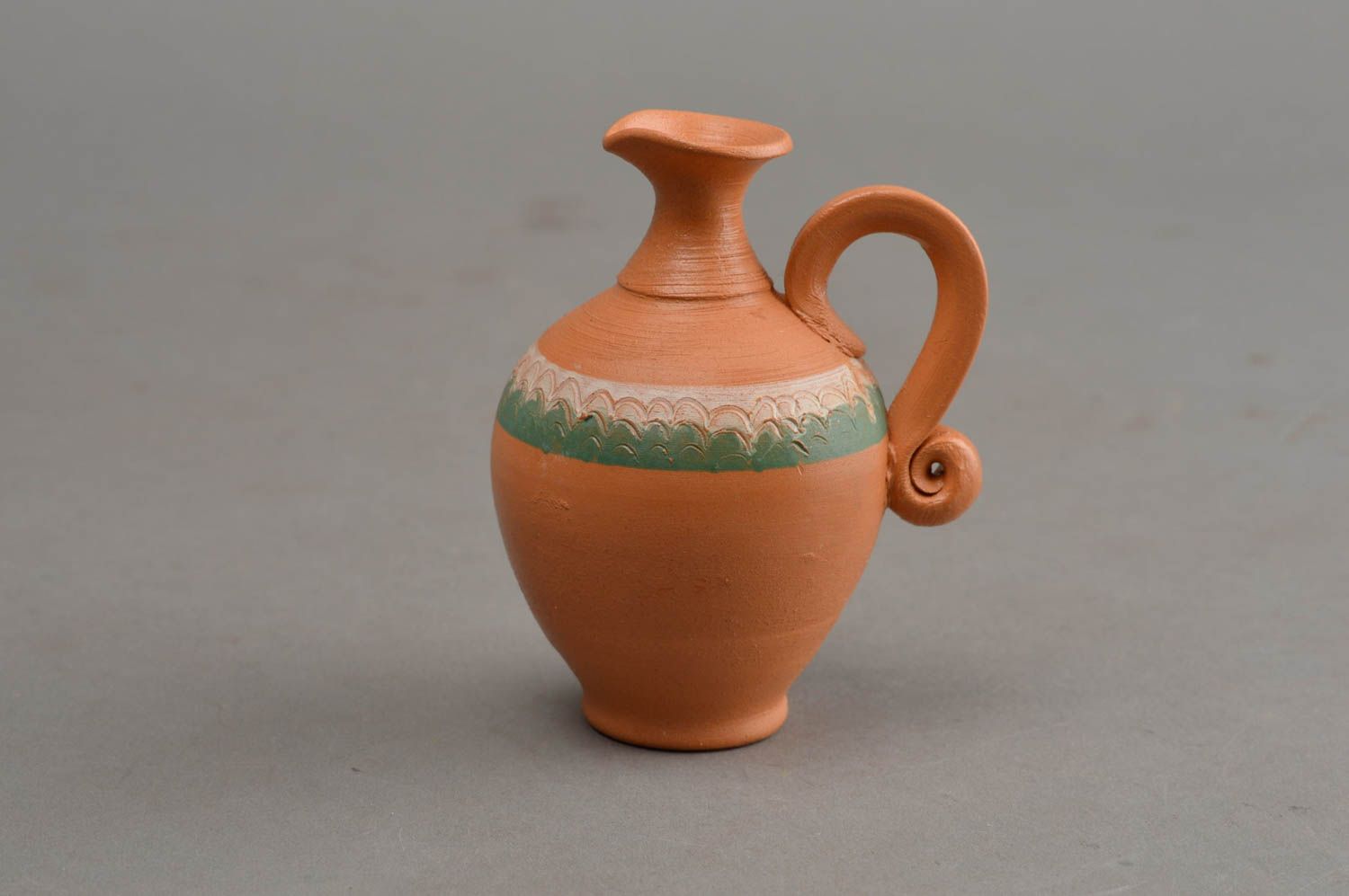 Keramische kleine schöne dekorative Vase aus Ton künstlerische Handarbeit foto 2