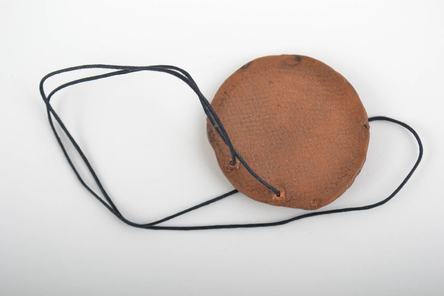 Глиняная подвеска на шею круглой формы оригинальная этническая ручной работы фото 2