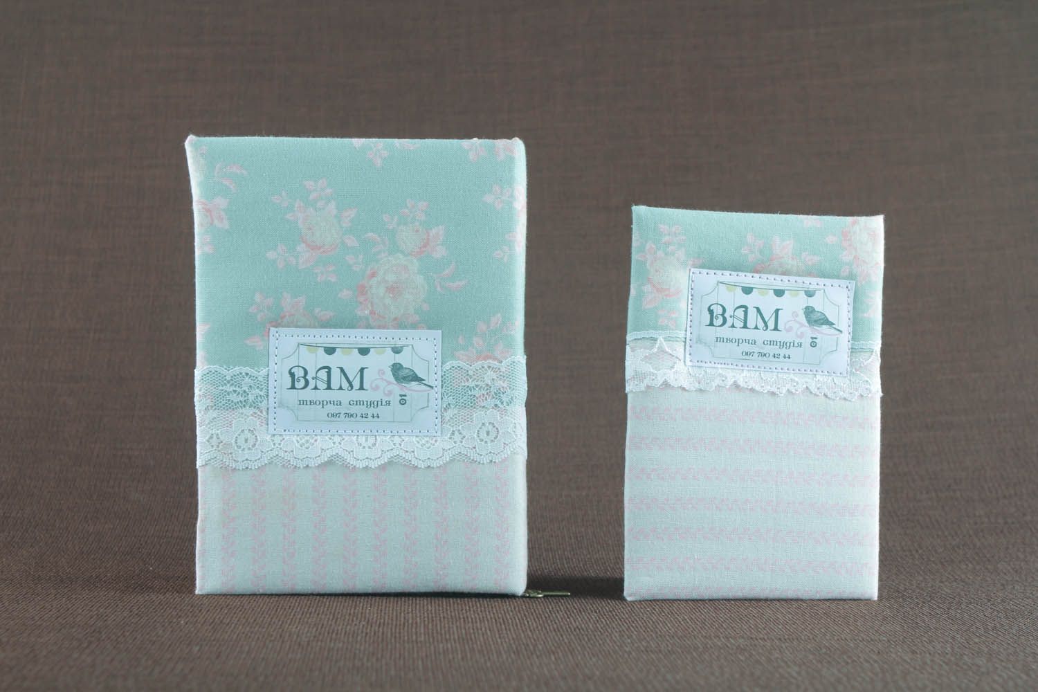 Bloco de notas e capa para passaporte feito à mão de tecido com cheiro  decorado com elementos decorativos  foto 3