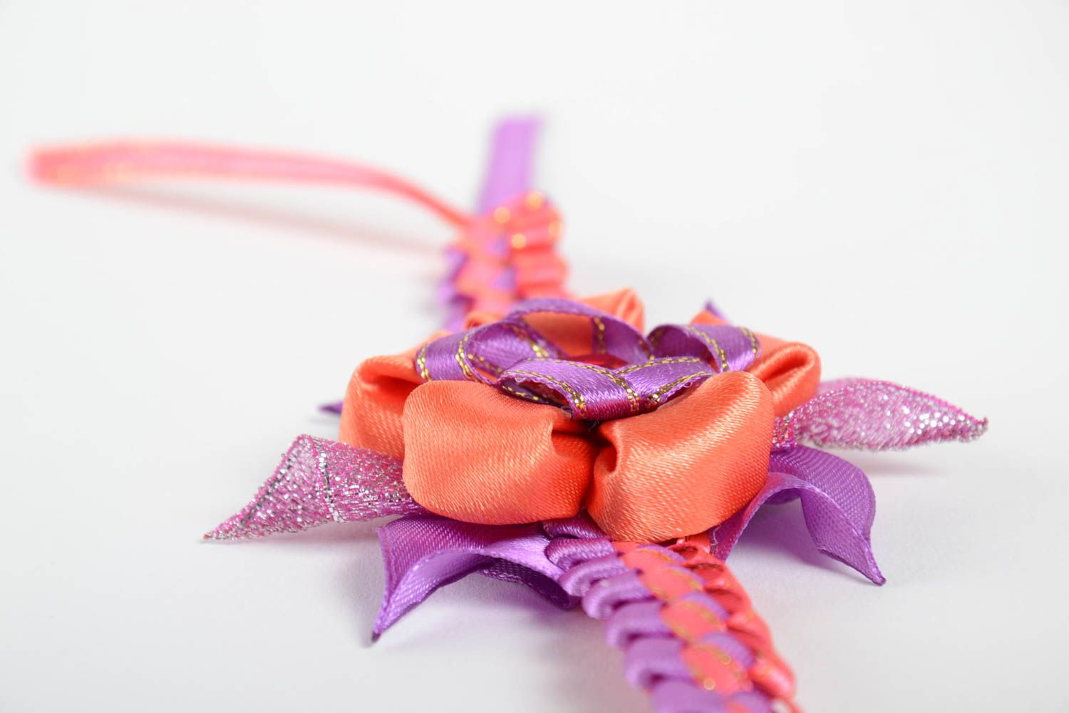 Плетеный браслет из атласных лент с цветком ручной работы яркий красивый фото 5
