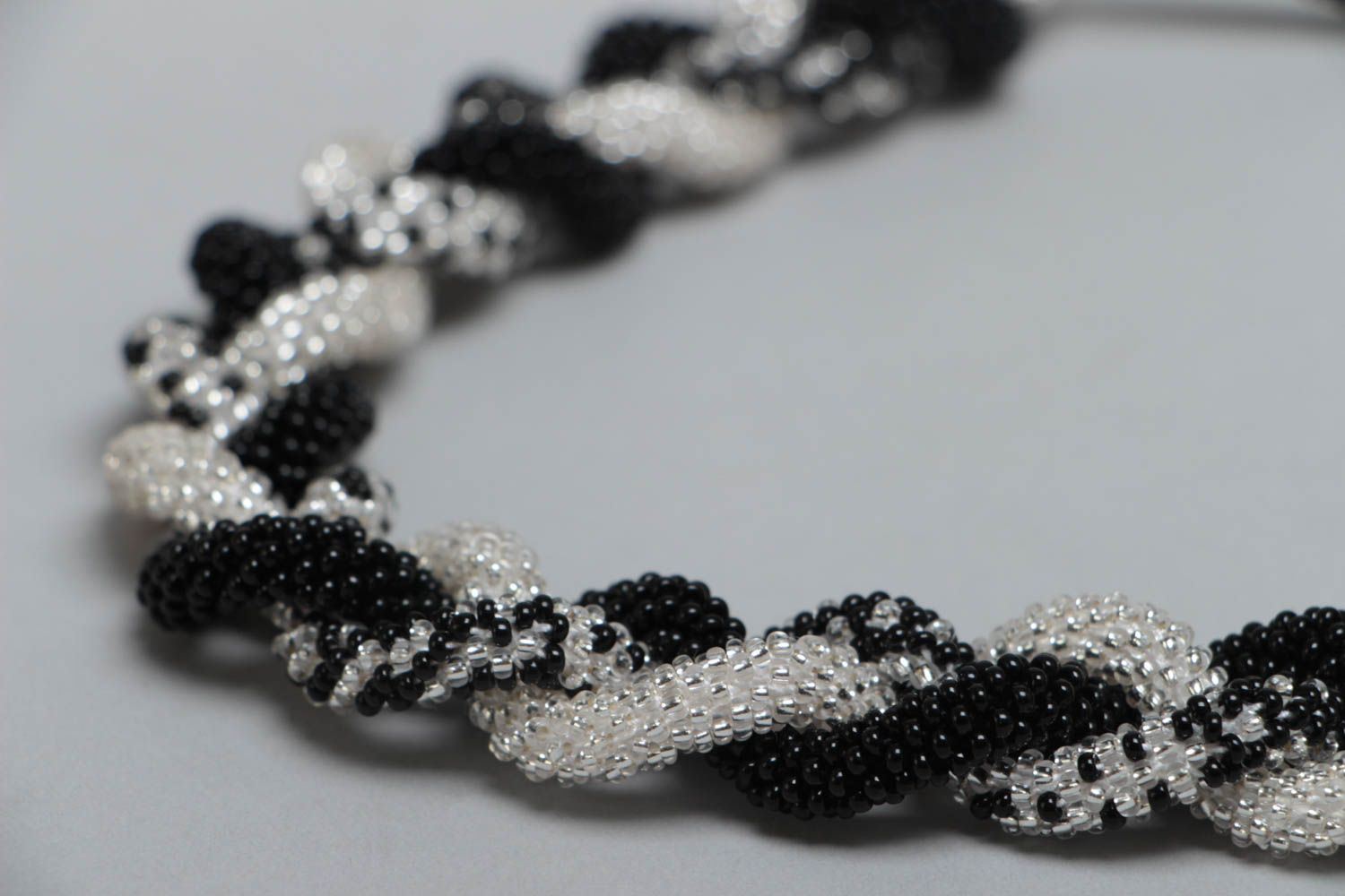 Collier noir et blanc perles de rocaille transformable en ceinture fait main photo 3