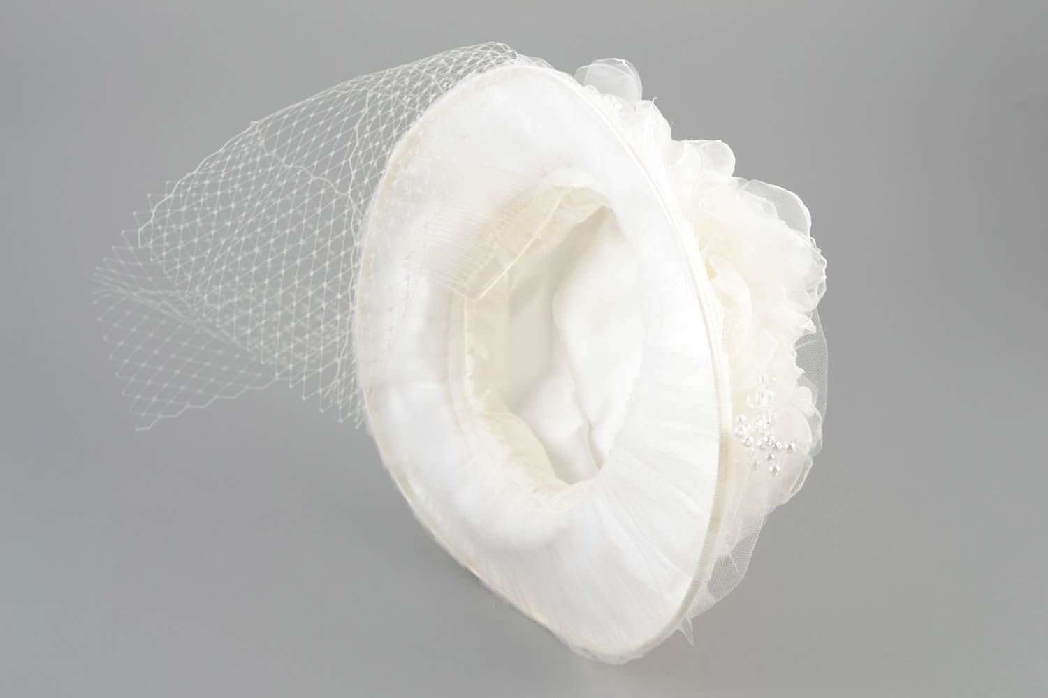 Schöner origineller weißer handgemachter Brauthut aus Atlas und Fatin foto 4