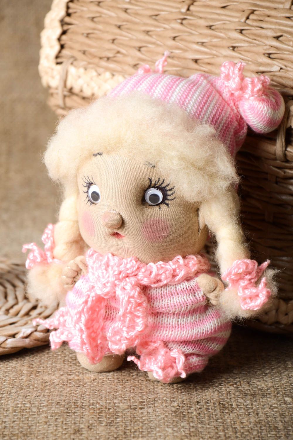 Juguete artesanal de tela decorativo muñeca de peluche pintada regalo original foto 1