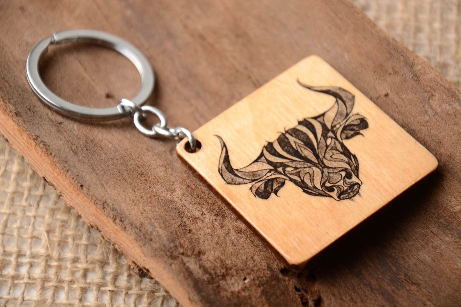 Porte-clé en bois Porte-clef fait main avec image de taureau Cadeau original photo 1