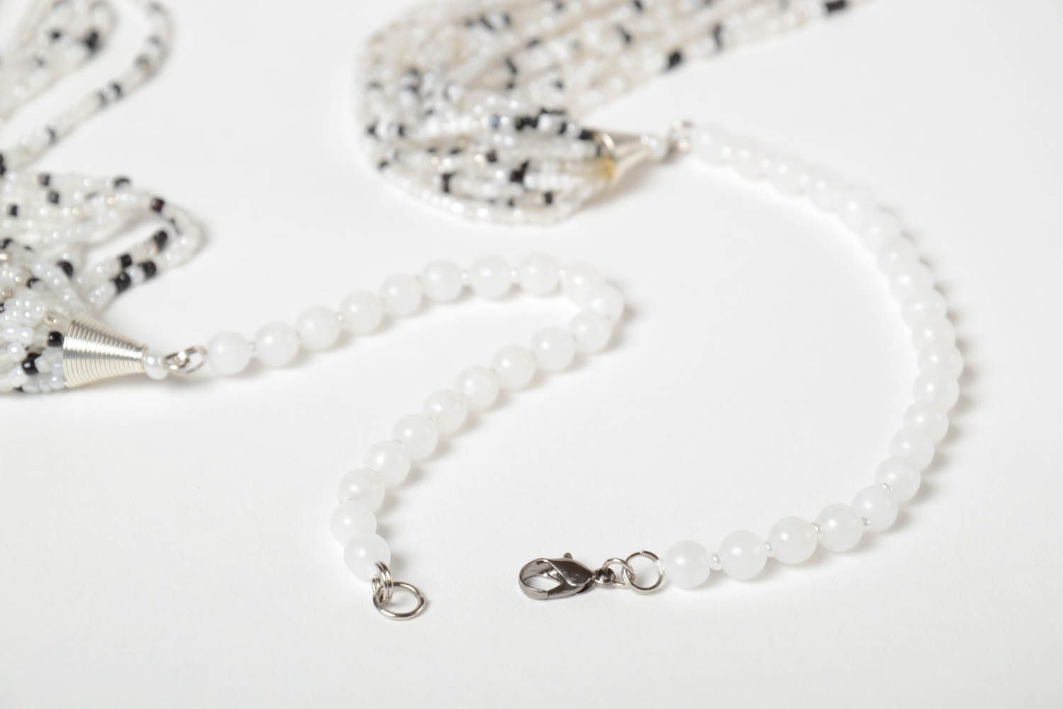 Collier multirang blanc noir Bijou fait main Cadeau femme en perles de rocaille photo 4