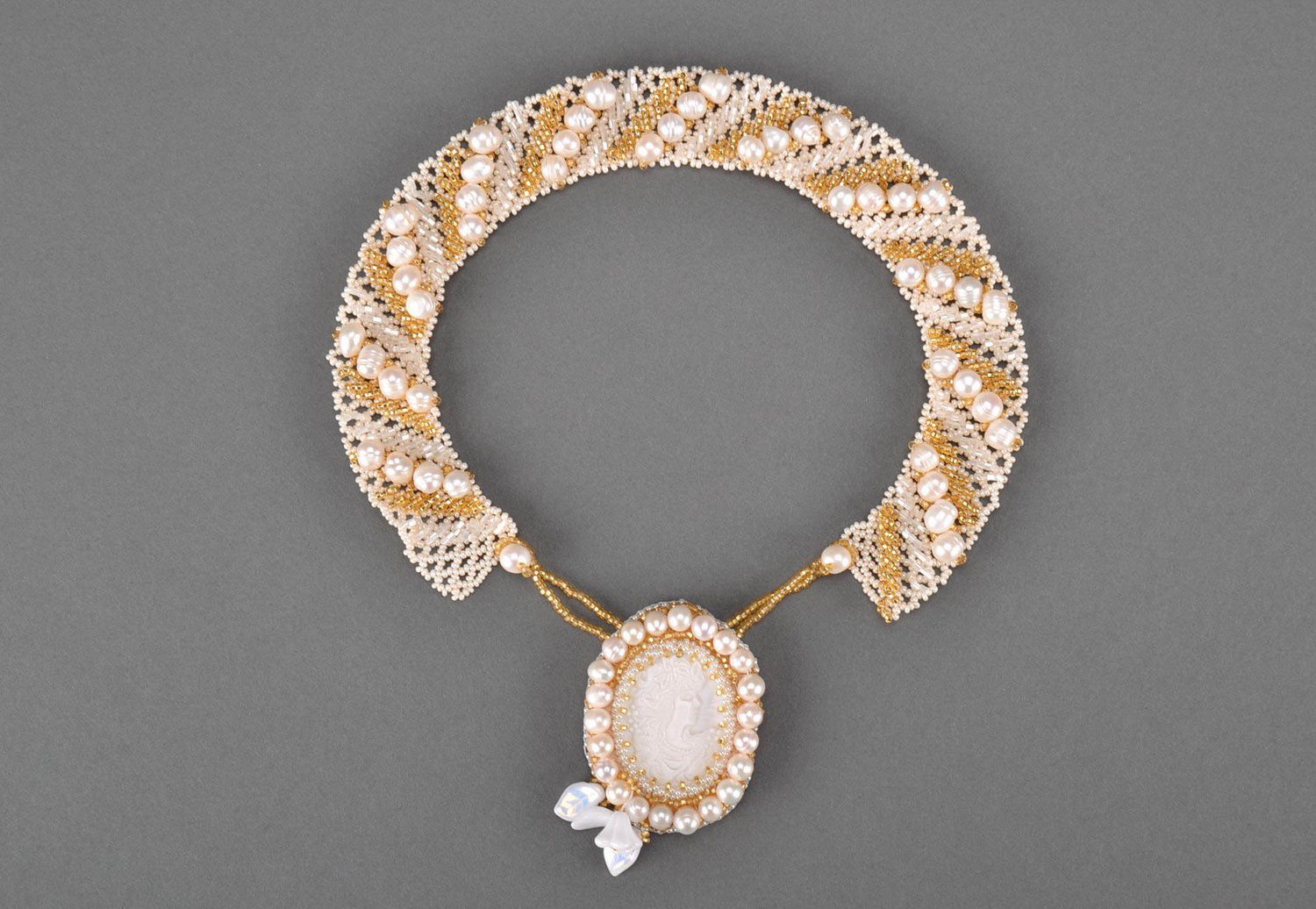 Pendentif-collier de grains de verre et de perles Camée photo 4