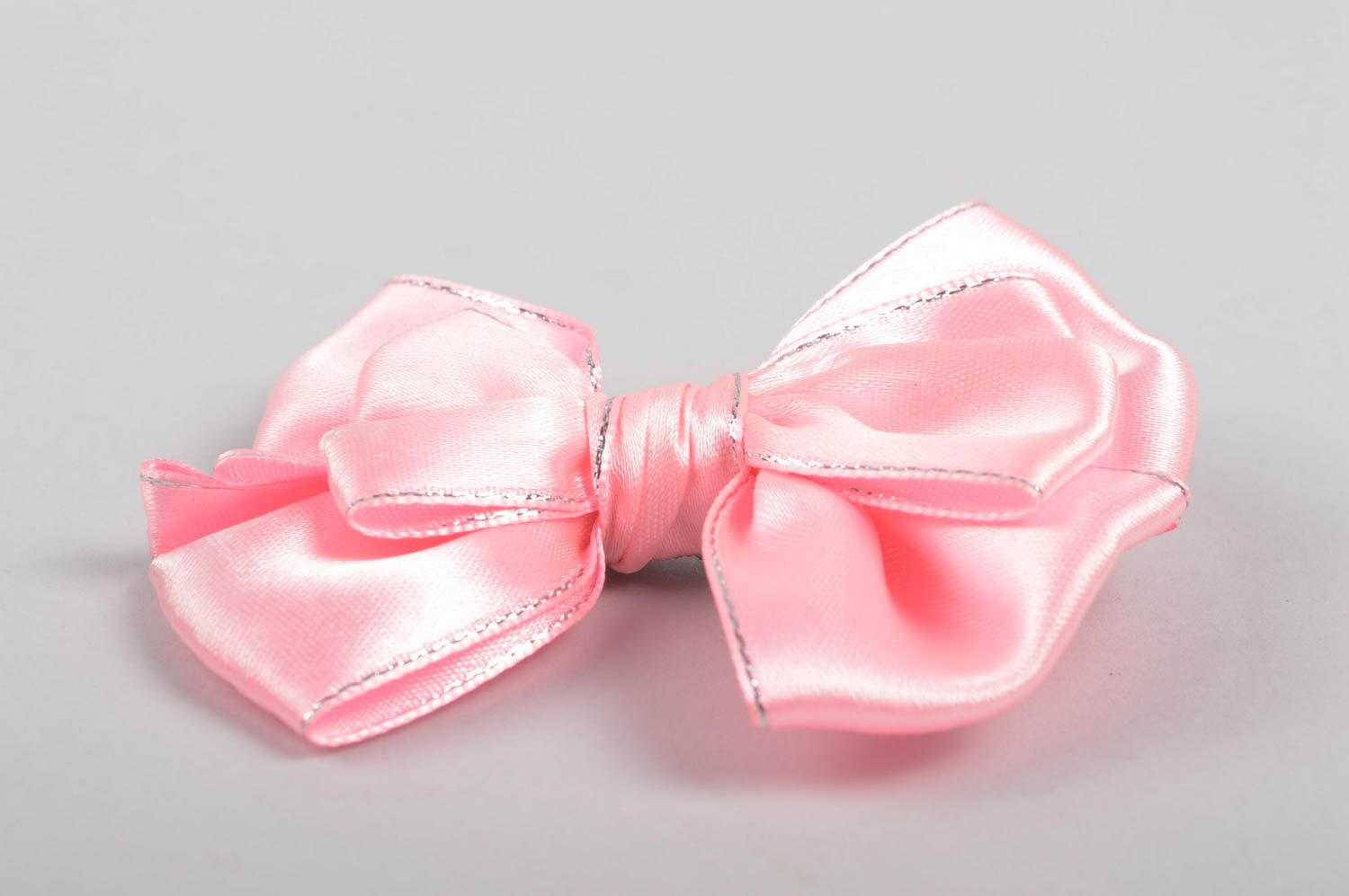 Розовое украшение ручной работы заколка бантик из лент аксессуар для волос фото 3