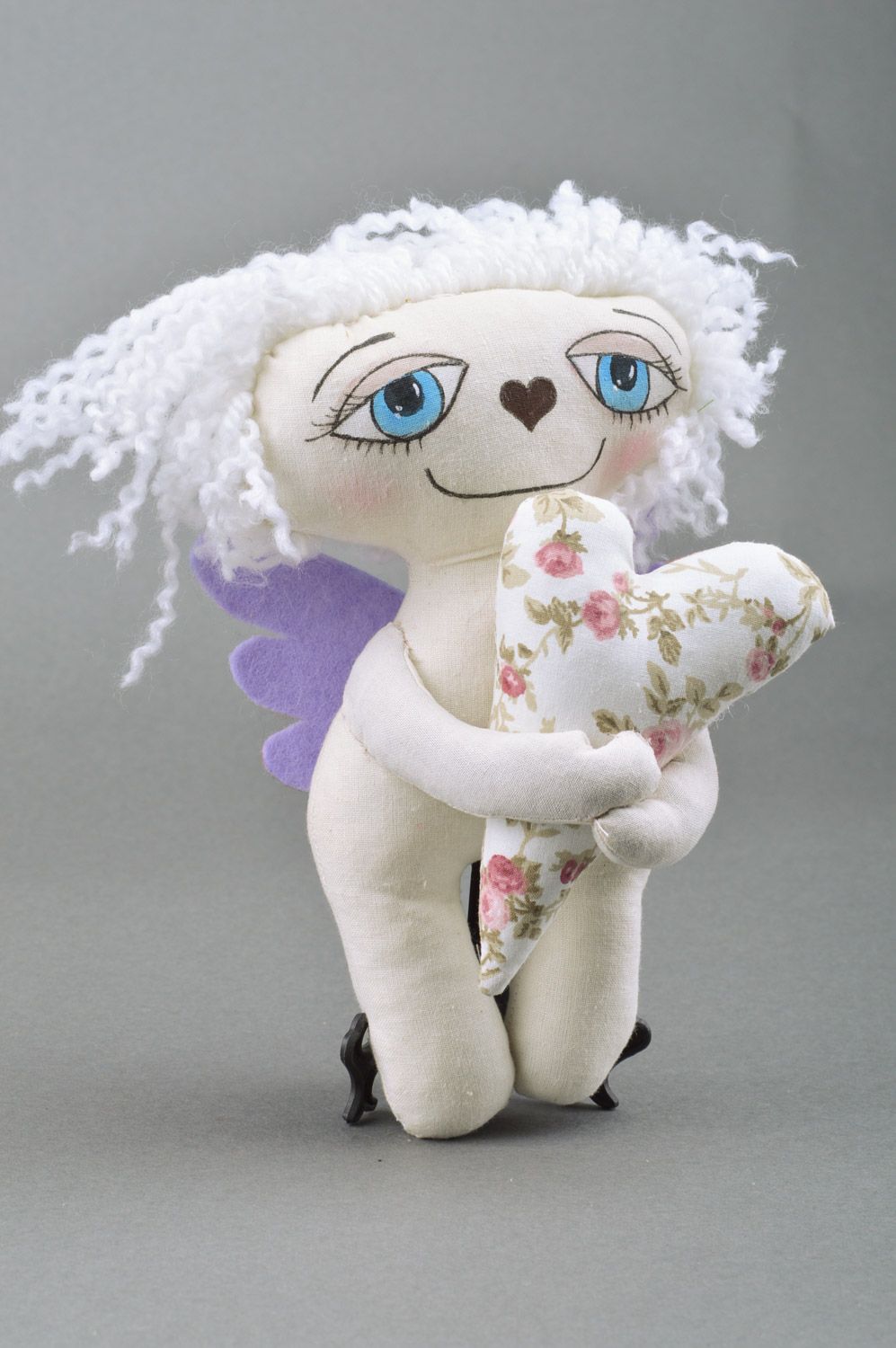Poupée en tissu polaire et coton blanche faite main Ange avec coeur pour enfant photo 5