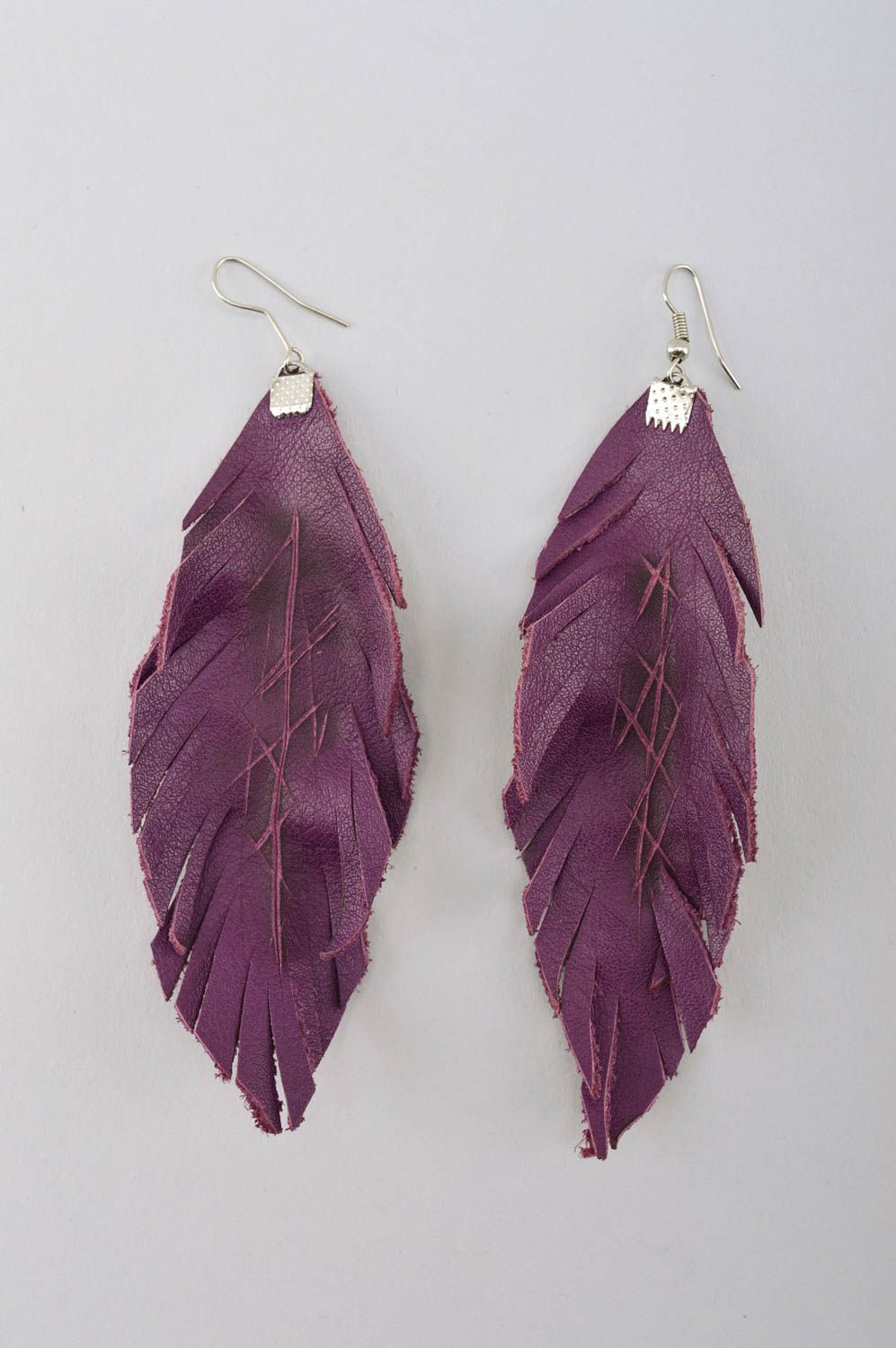 Boucles d'oreilles longues Bijou fait main plumes violettes en cuir Cadeau femme photo 2