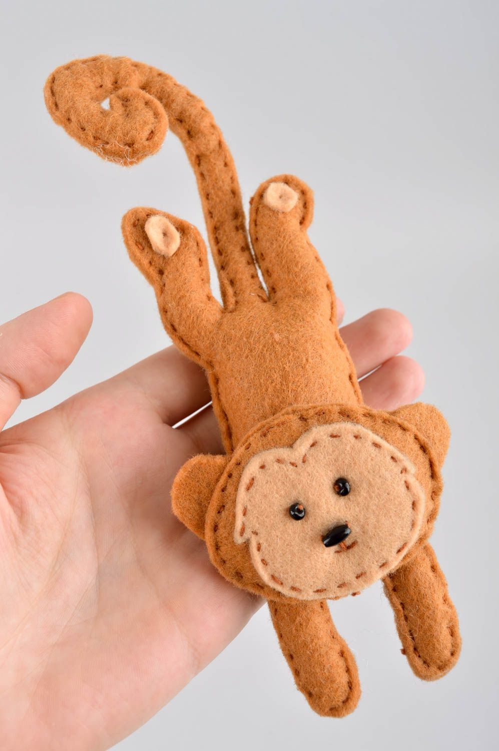 Petite Peluche singe Jouet fait main marron en feutre Cadeau pour enfant photo 5