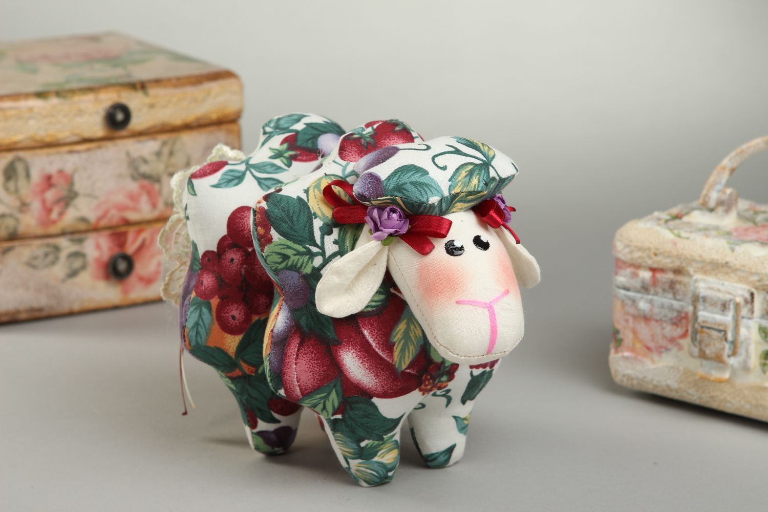Handmade Kuscheltier Schaf blumig Stoff Spielzeug Geschenk für Kinder  foto 1