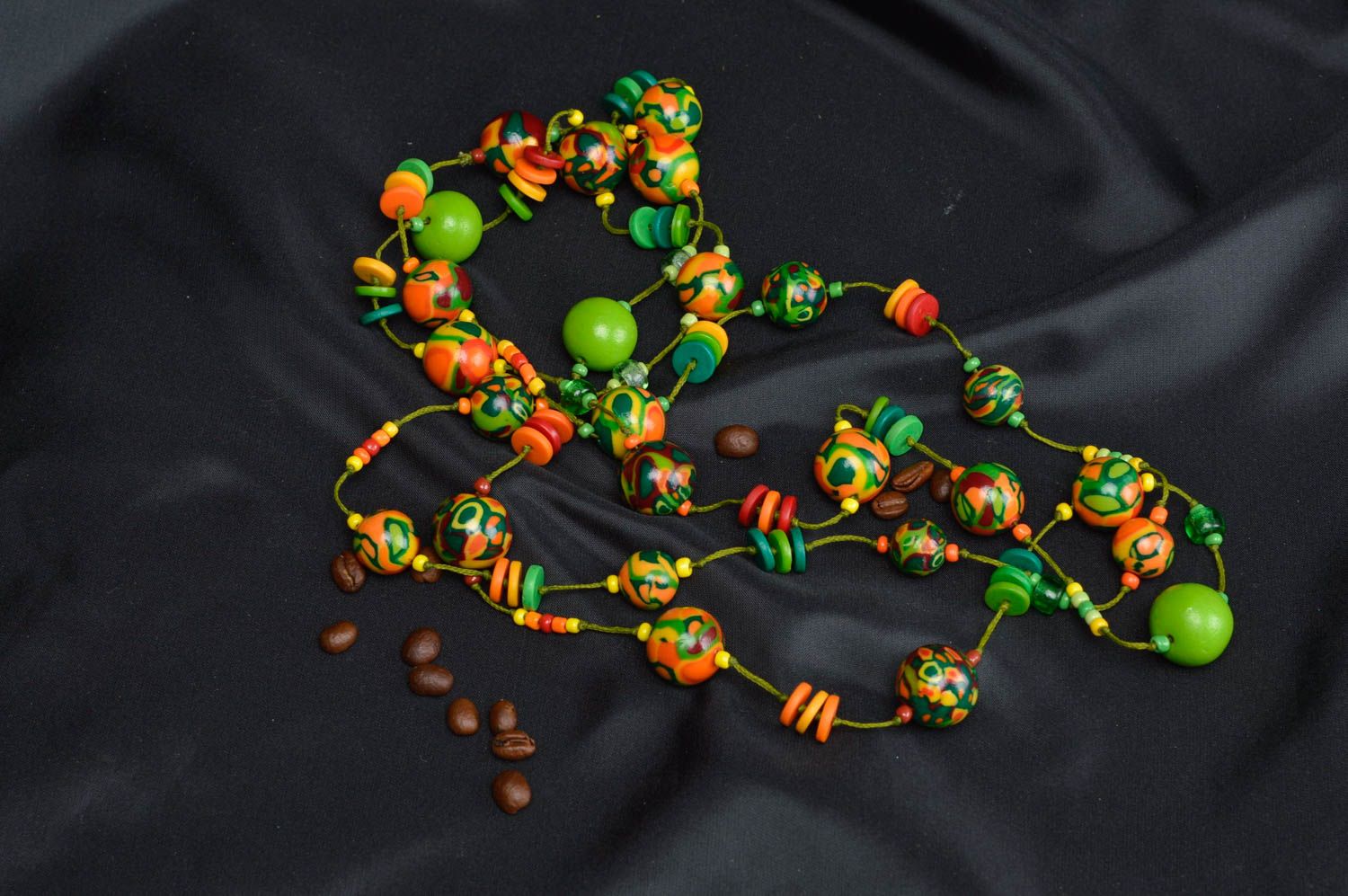 Modische sommerliche grüne bunte schöne handgemachte Halskette aus Polymerton foto 1