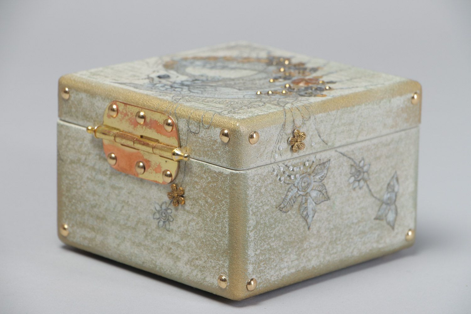 Caja de madera en técnica de steampunk con detalles de reloj cuadrada hecha a mano foto 4