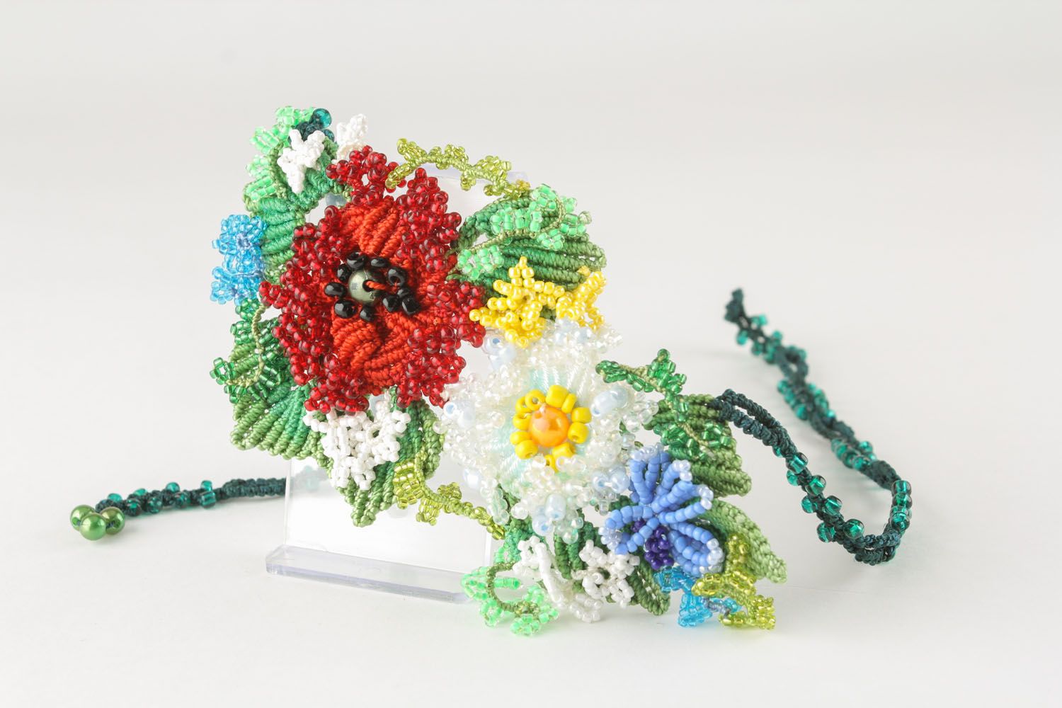 Bright beaded necklace with flowers photo 2