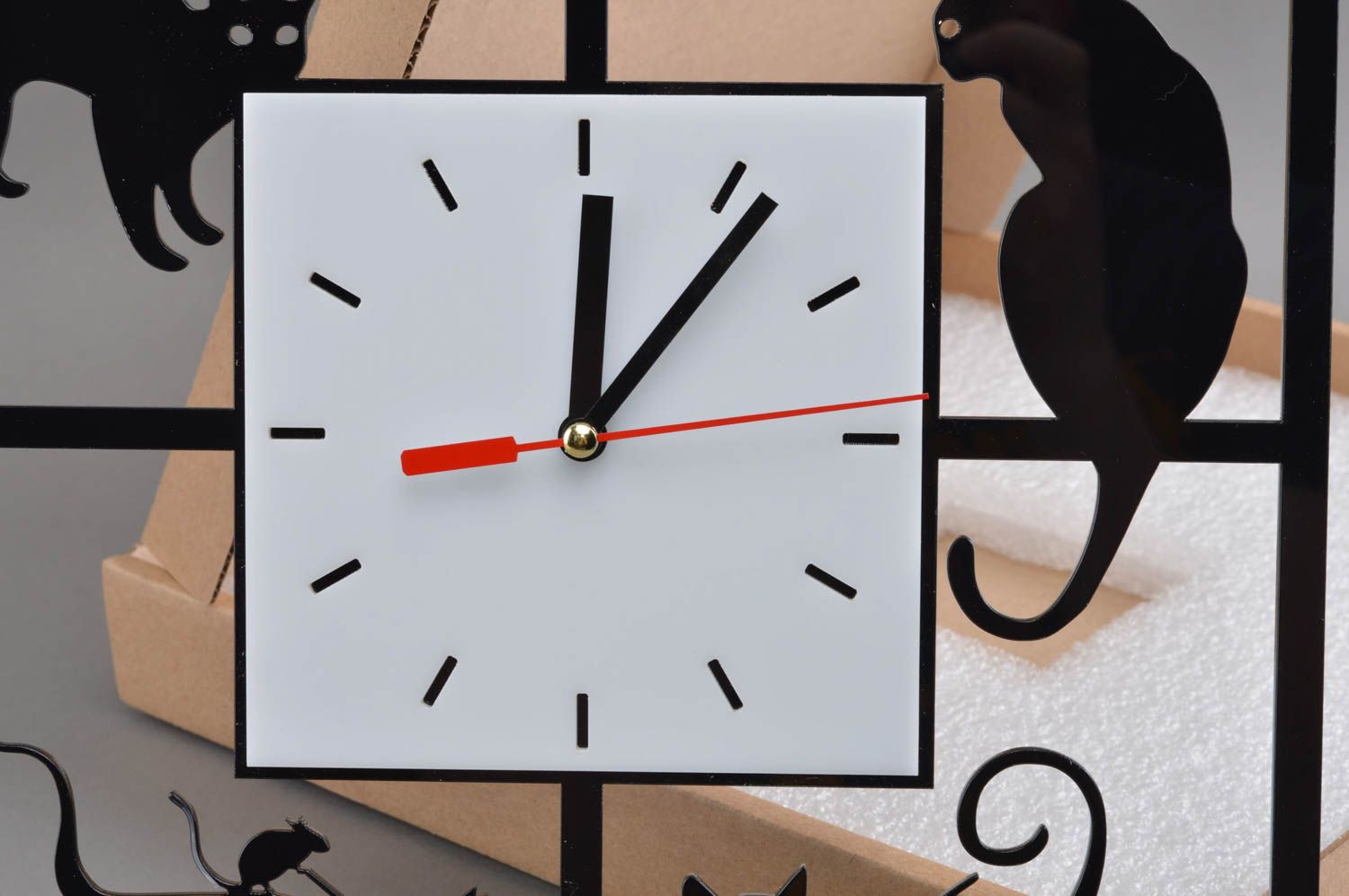 Horloge faite main en verre acrylique noire décoration carrée avec chats photo 3