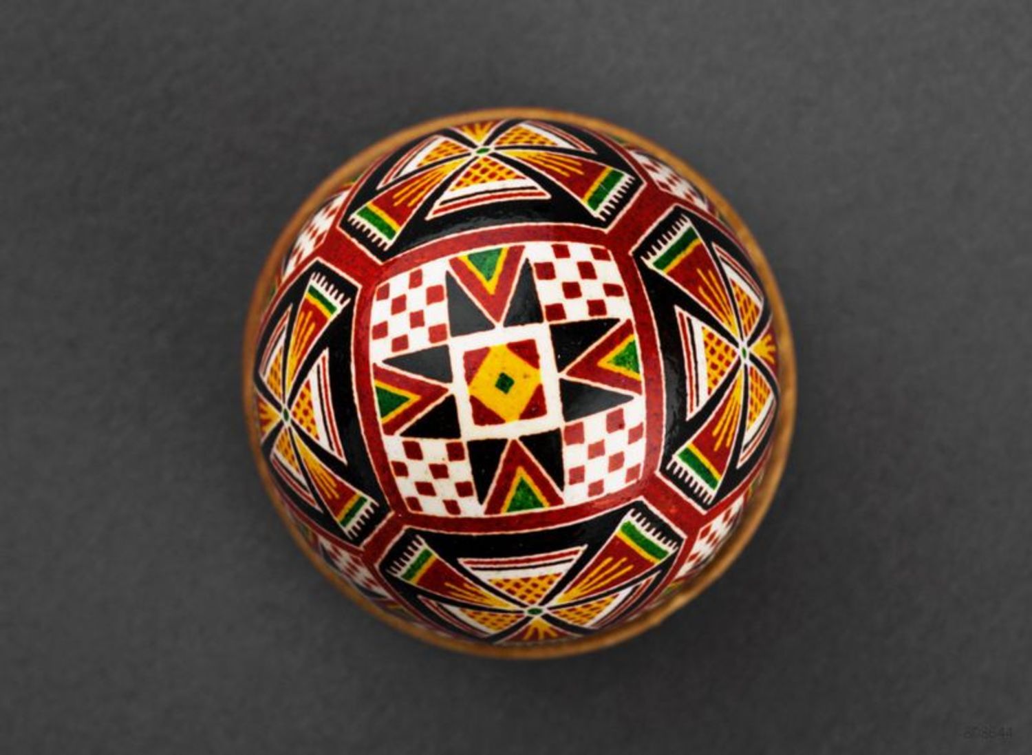 L'uovo decorativo fatto a mano l'uovo dipinto a mano l'uovo pasquale ucraino 
 foto 4